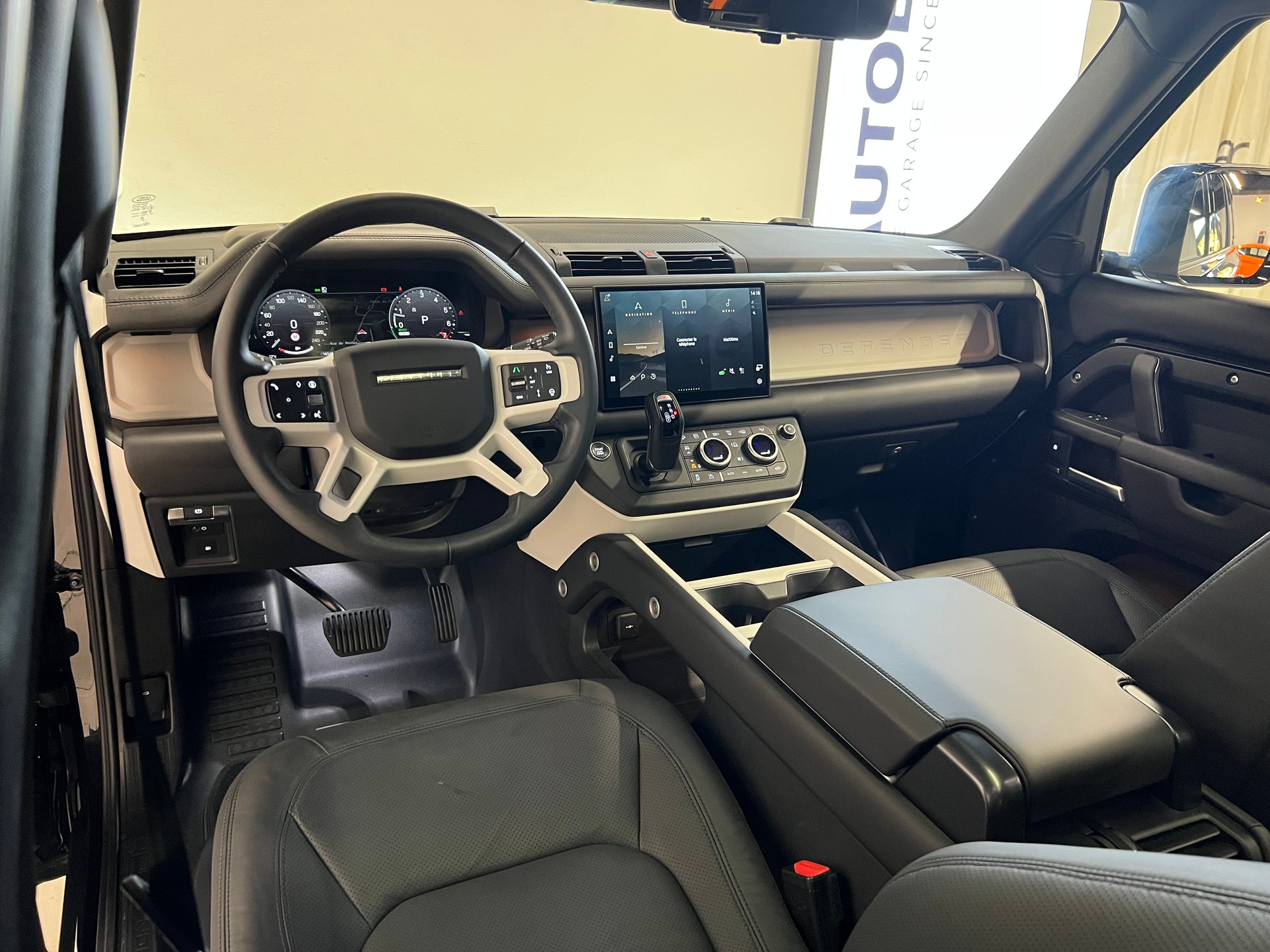 LAND ROVER Defender 110 2.0 P300e X-Dynamic HSE-showroom-element-2