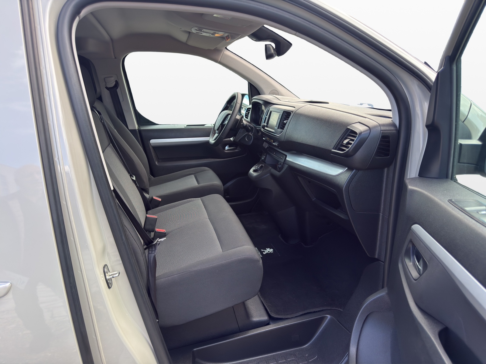 PEUGEOT Traveller 2.0 BlueHDi Business Standard EAT-image-14