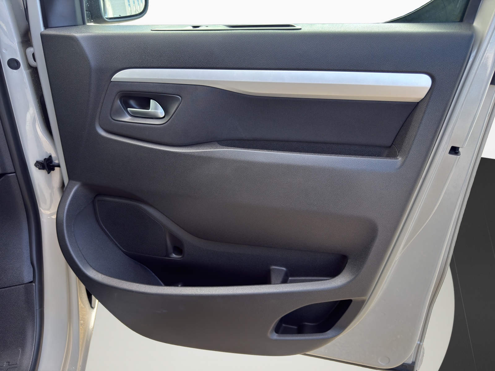 PEUGEOT Traveller 2.0 BlueHDi Business Standard EAT-image-16