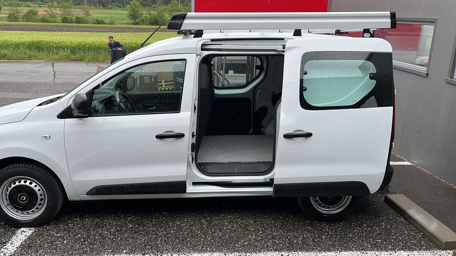 RENAULT EXPRESS 1.3T- 100 PF "EXTRA" MIT KLIMA + NAVI + GROSSER DACHTRÄGER + RUND UM FENSTER + AHK 1200 KG + NEUWERTIG + CH AUTO.-image-23