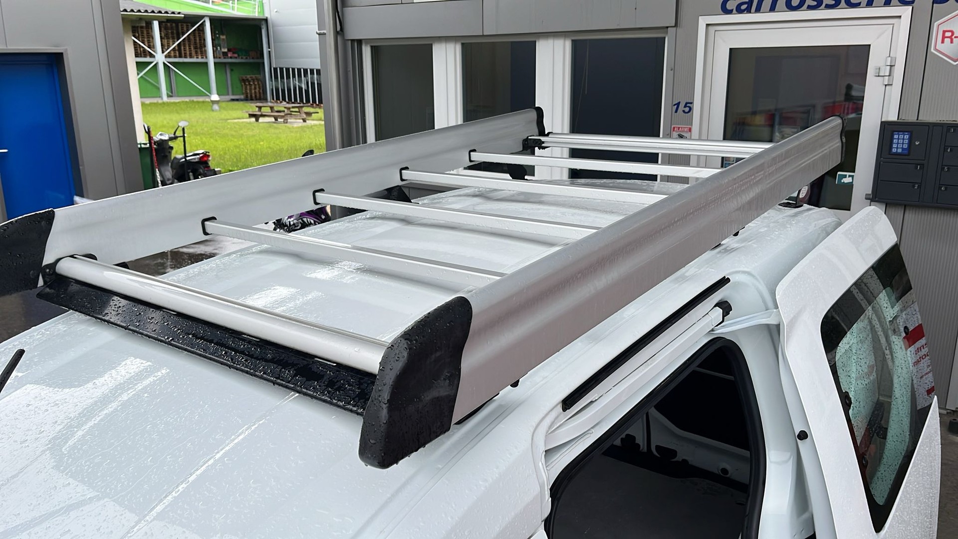 RENAULT EXPRESS 1.3T- 100 PF "EXTRA" MIT KLIMA + NAVI + GROSSER DACHTRÄGER + RUND UM FENSTER + AHK 1200 KG + NEUWERTIG + CH AUTO.-image-9