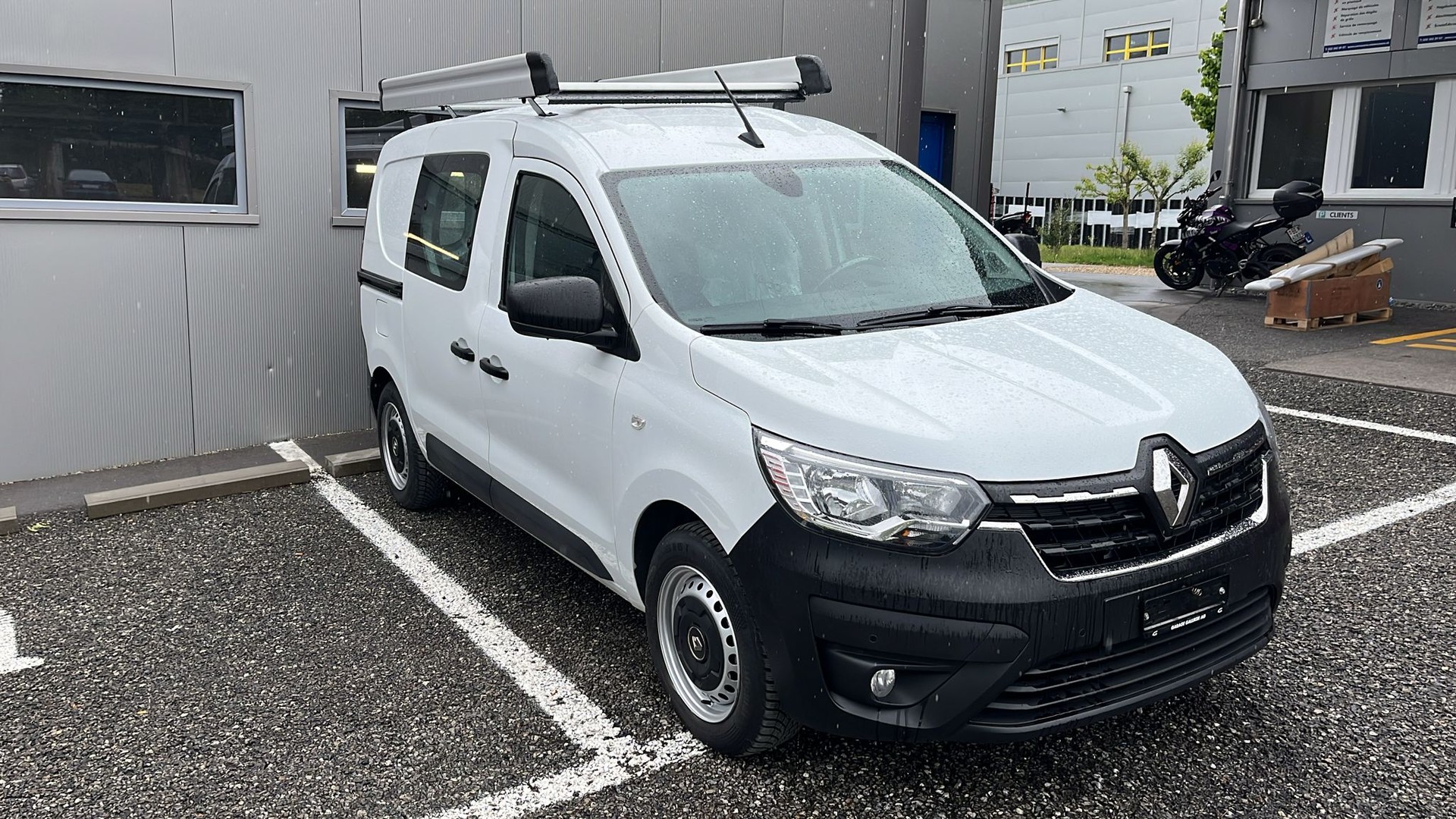 RENAULT EXPRESS 1.3T- 100 PF "EXTRA" MIT KLIMA + NAVI + GROSSER DACHTRÄGER + RUND UM FENSTER + AHK 1200 KG + NEUWERTIG + CH AUTO.-showroom-element-1