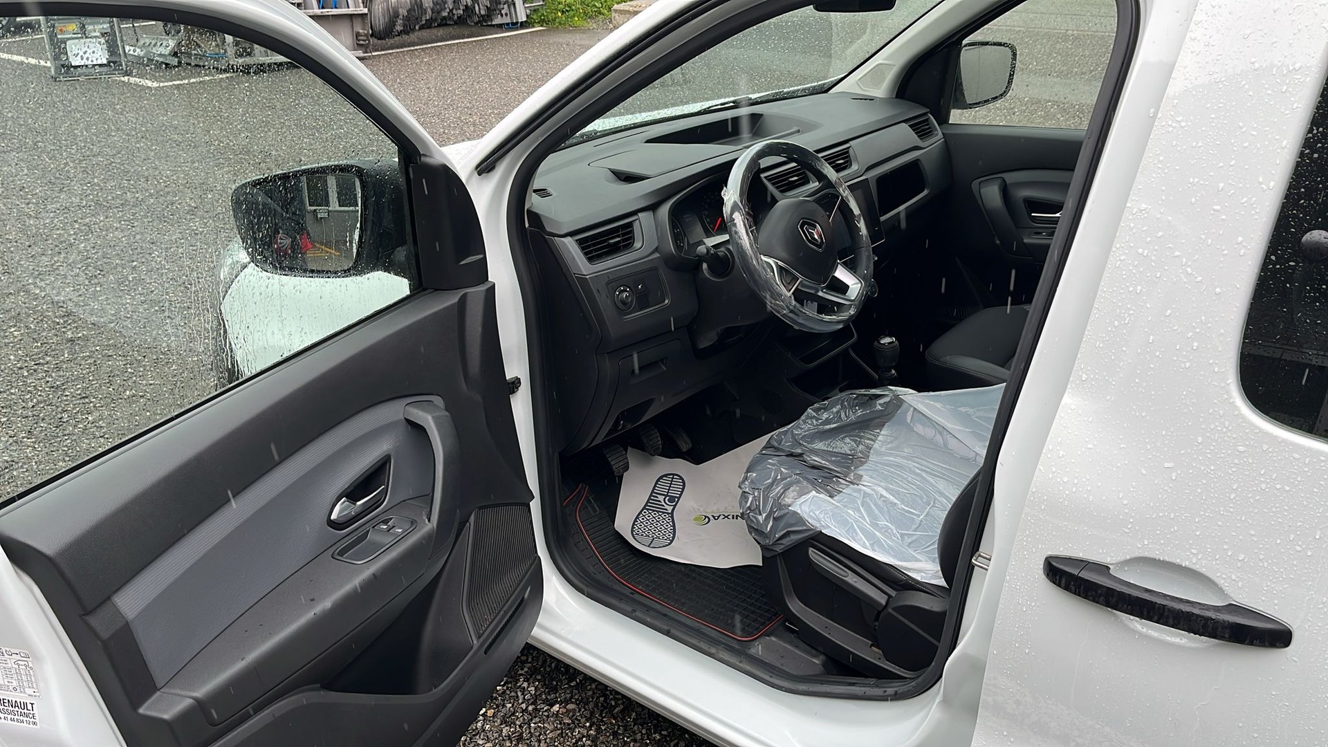 RENAULT EXPRESS 1.3T- 100 PF "EXTRA" MIT KLIMA + NAVI + GROSSER DACHTRÄGER + RUND UM FENSTER + AHK 1200 KG + NEUWERTIG + CH AUTO.-image-24