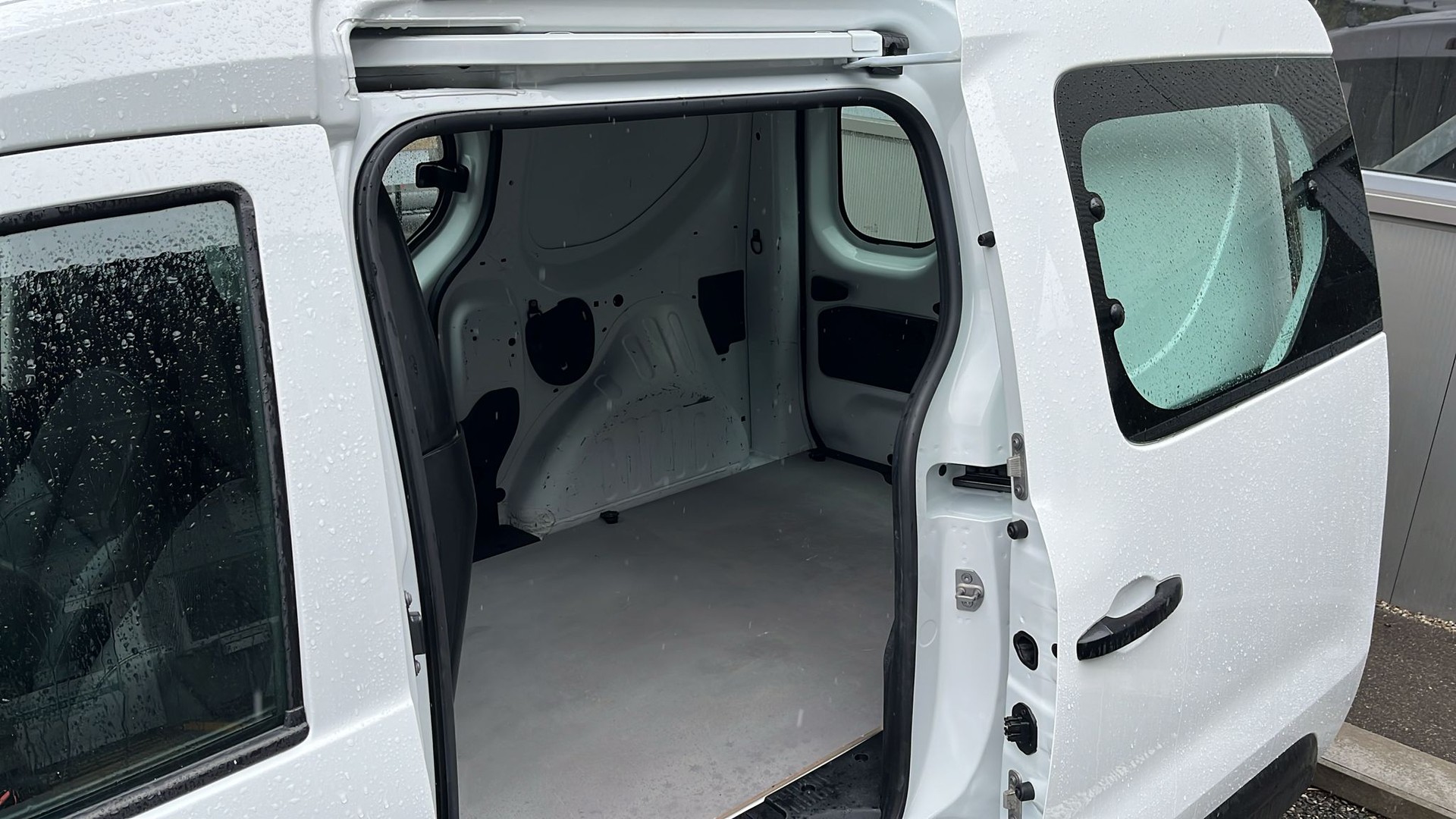 RENAULT EXPRESS 1.3T- 100 PF "EXTRA" MIT KLIMA + NAVI + GROSSER DACHTRÄGER + RUND UM FENSTER + AHK 1200 KG + NEUWERTIG + CH AUTO.-image-22