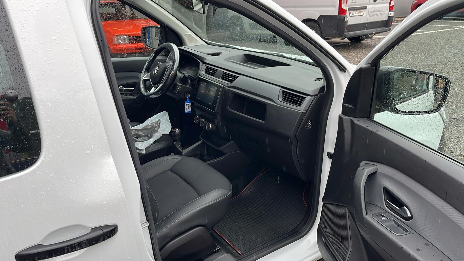 RENAULT EXPRESS 1.3T- 100 PF "EXTRA" MIT KLIMA + NAVI + GROSSER DACHTRÄGER + RUND UM FENSTER + AHK 1200 KG + NEUWERTIG + CH AUTO.-image-4
