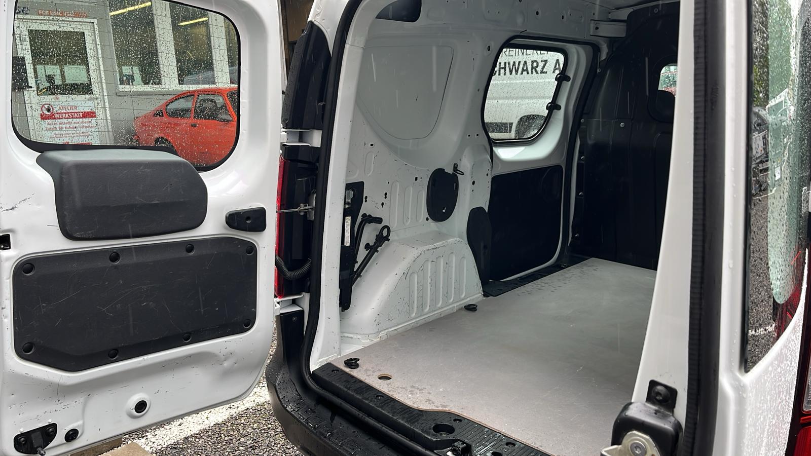 RENAULT EXPRESS 1.3T- 100 PF "EXTRA" MIT KLIMA + NAVI + GROSSER DACHTRÄGER + RUND UM FENSTER + AHK 1200 KG + NEUWERTIG + CH AUTO.-image-21