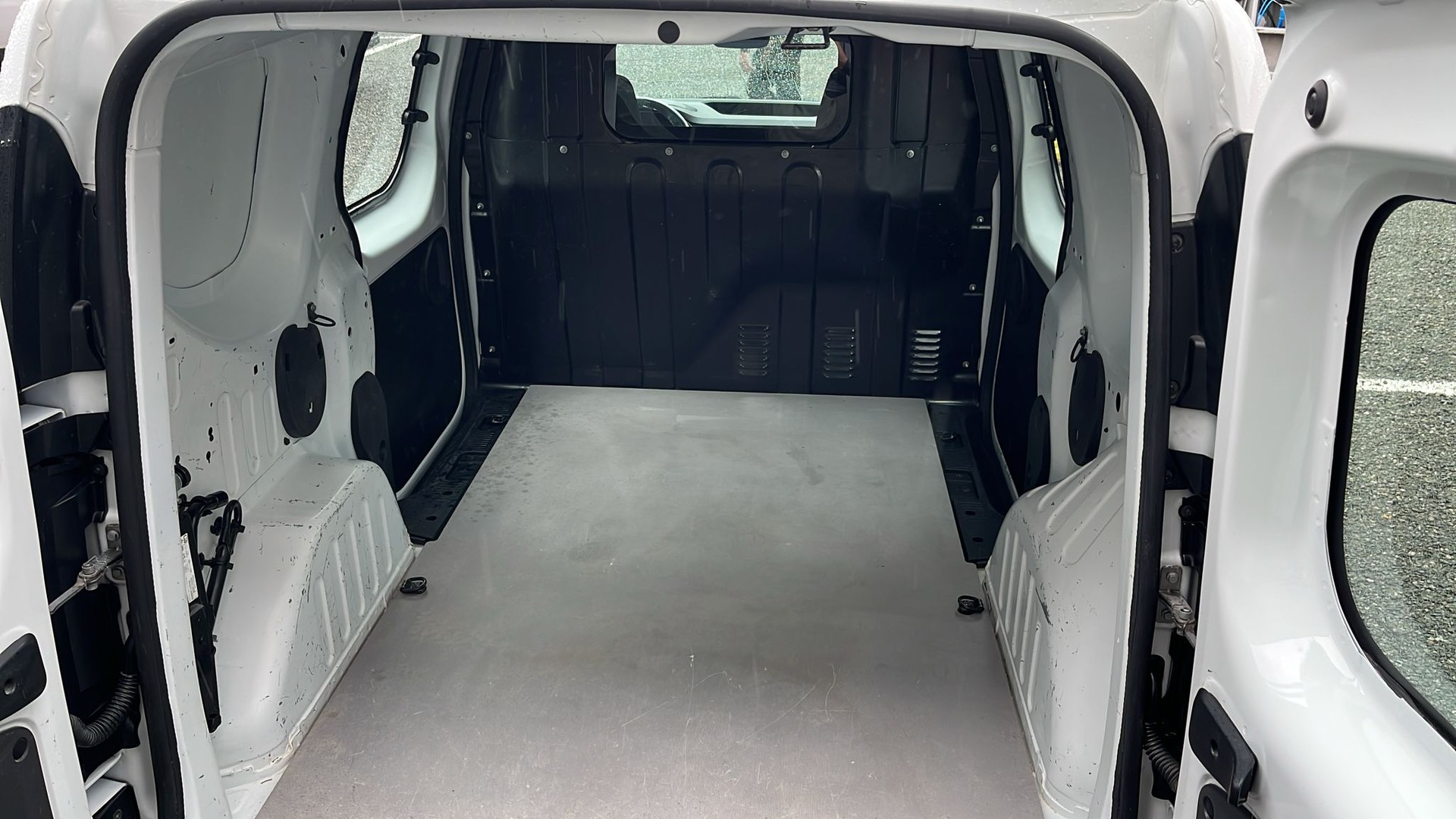RENAULT EXPRESS 1.3T- 100 PF "EXTRA" MIT KLIMA + NAVI + GROSSER DACHTRÄGER + RUND UM FENSTER + AHK 1200 KG + NEUWERTIG + CH AUTO.-image-29