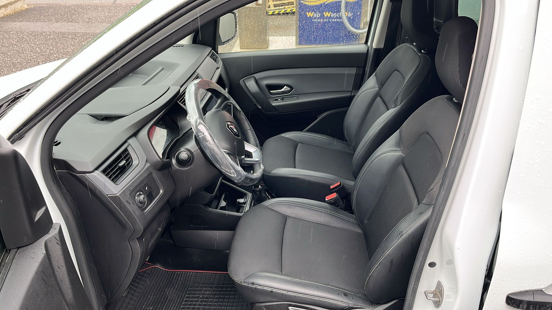 RENAULT EXPRESS 1.3T- 100 PF "EXTRA" MIT KLIMA + NAVI + GROSSER DACHTRÄGER + RUND UM FENSTER + AHK 1200 KG + NEUWERTIG + CH AUTO.-image-28