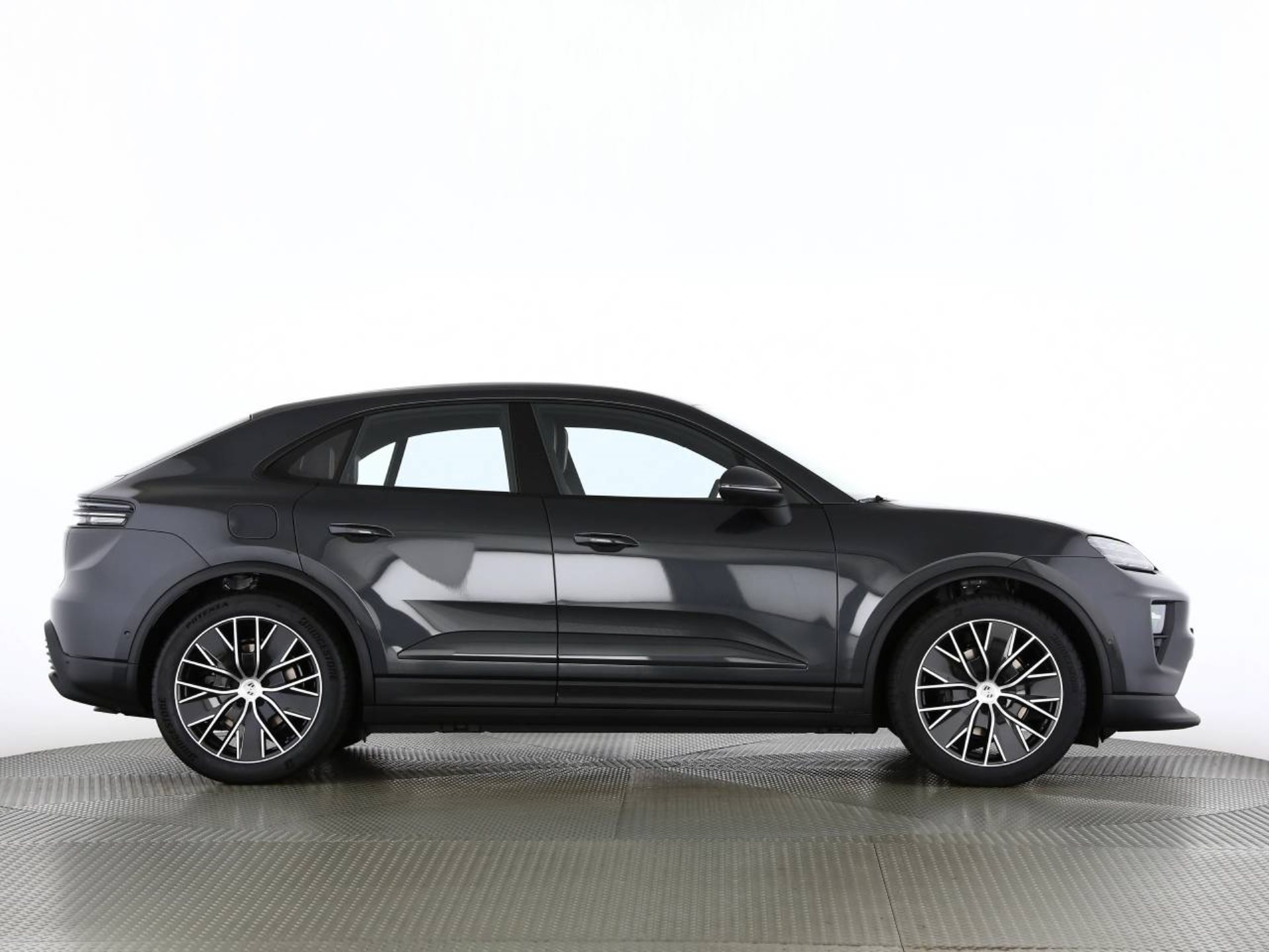 PORSCHE Macan 4-showroom-element-1