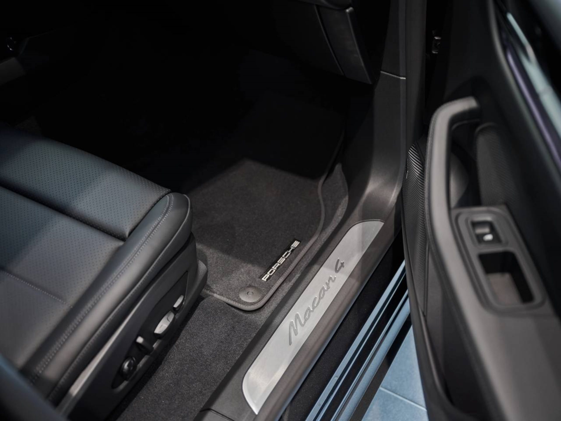 PORSCHE Macan 4-image-23