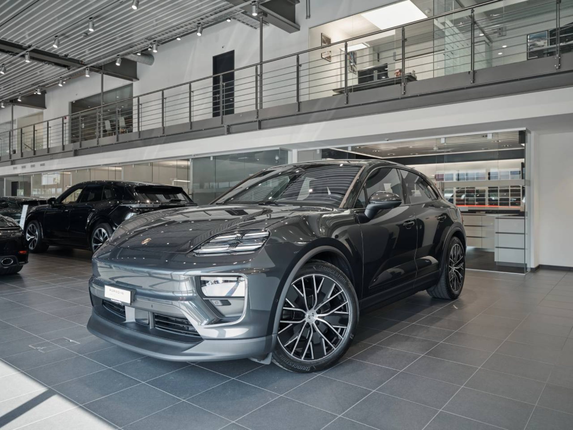 PORSCHE Macan 4-image-8
