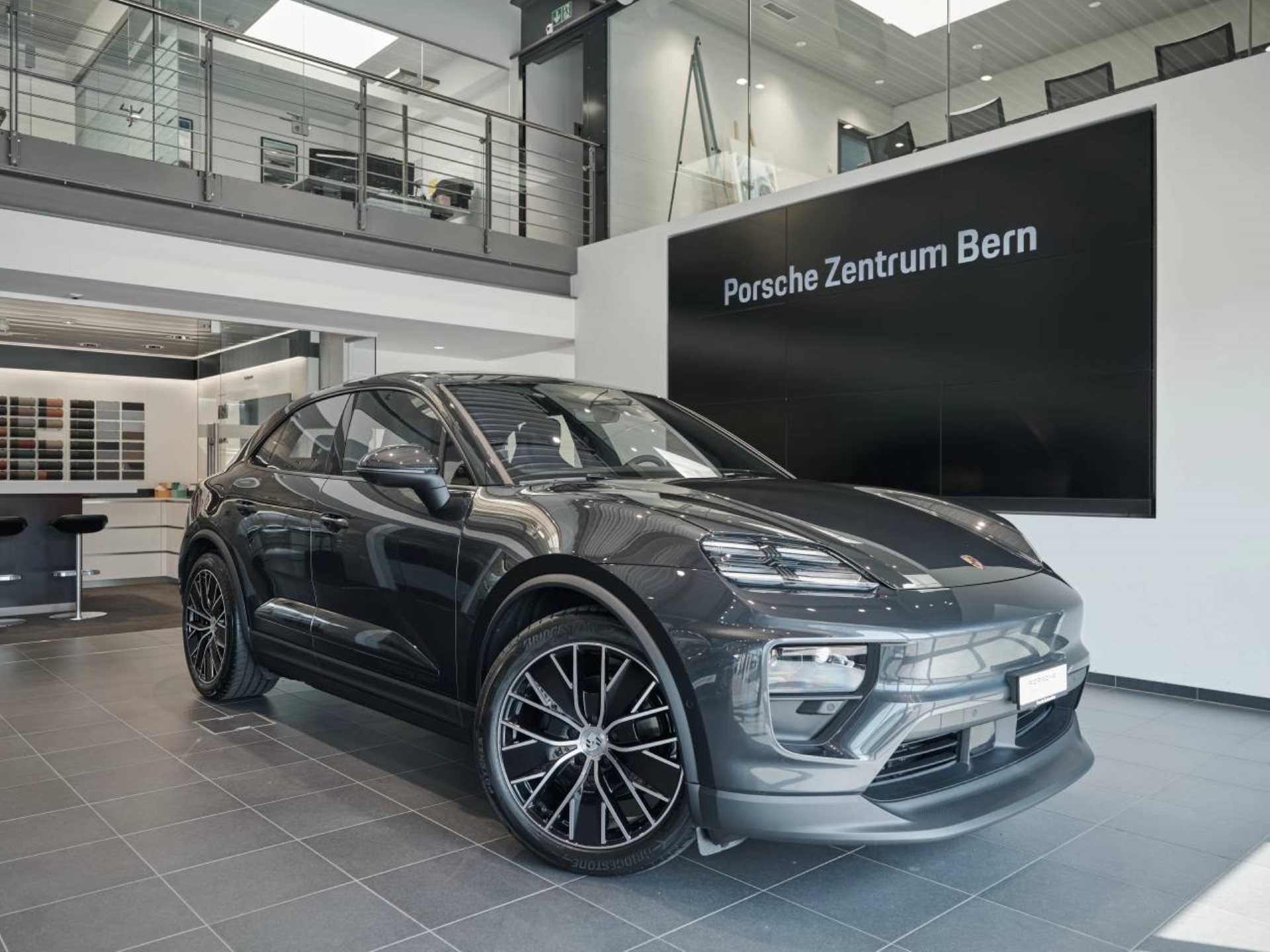 PORSCHE Macan 4-image-0