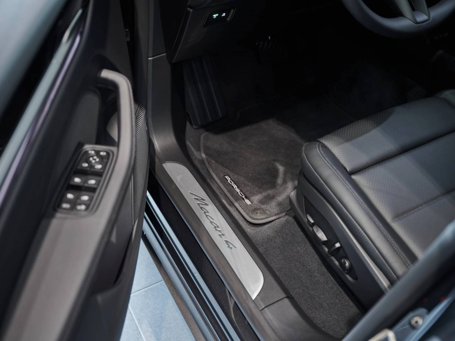 PORSCHE Macan 4-image-21