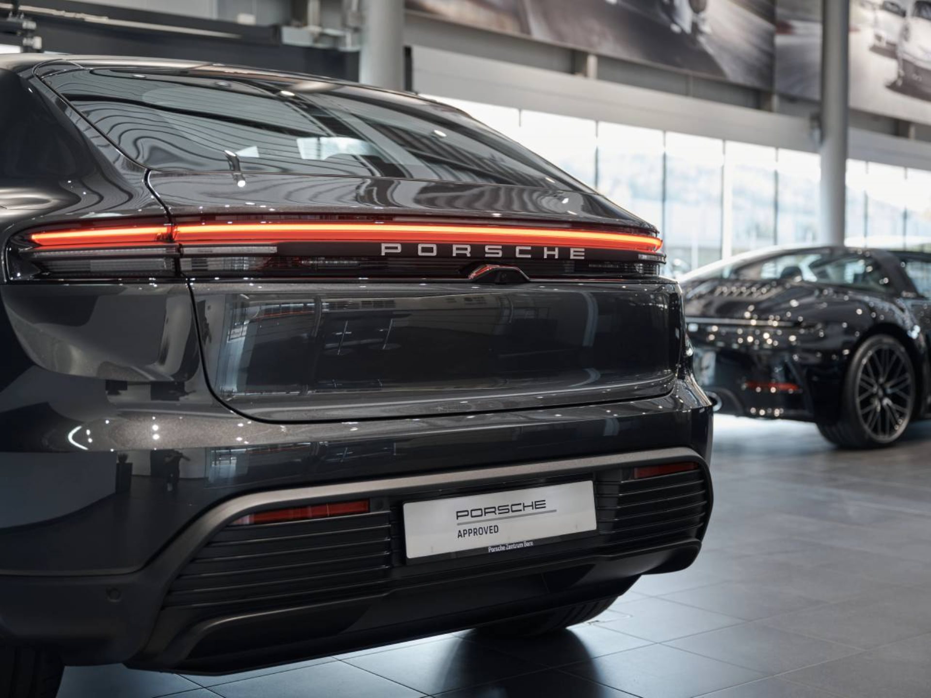 PORSCHE Macan 4-image-27