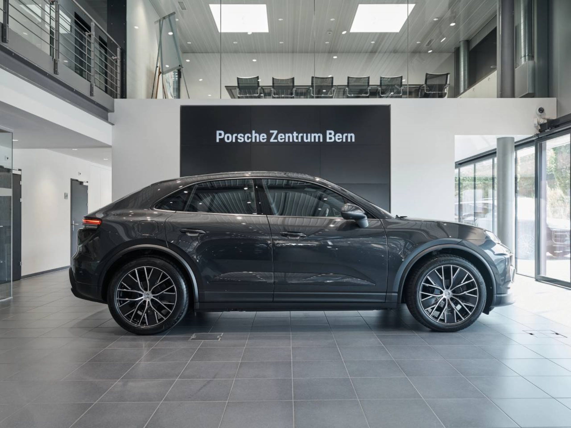 PORSCHE Macan 4-image-1