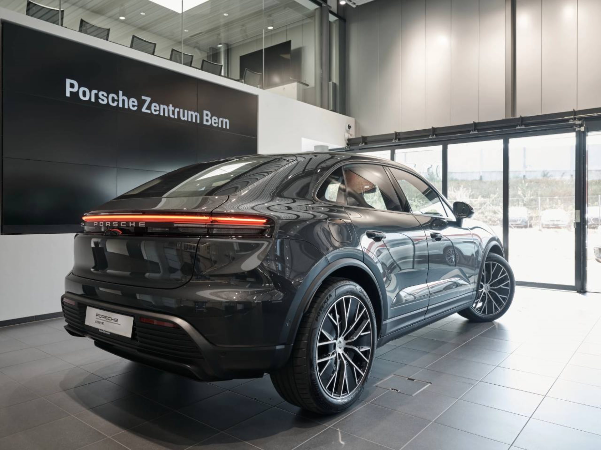 PORSCHE Macan 4-image-2