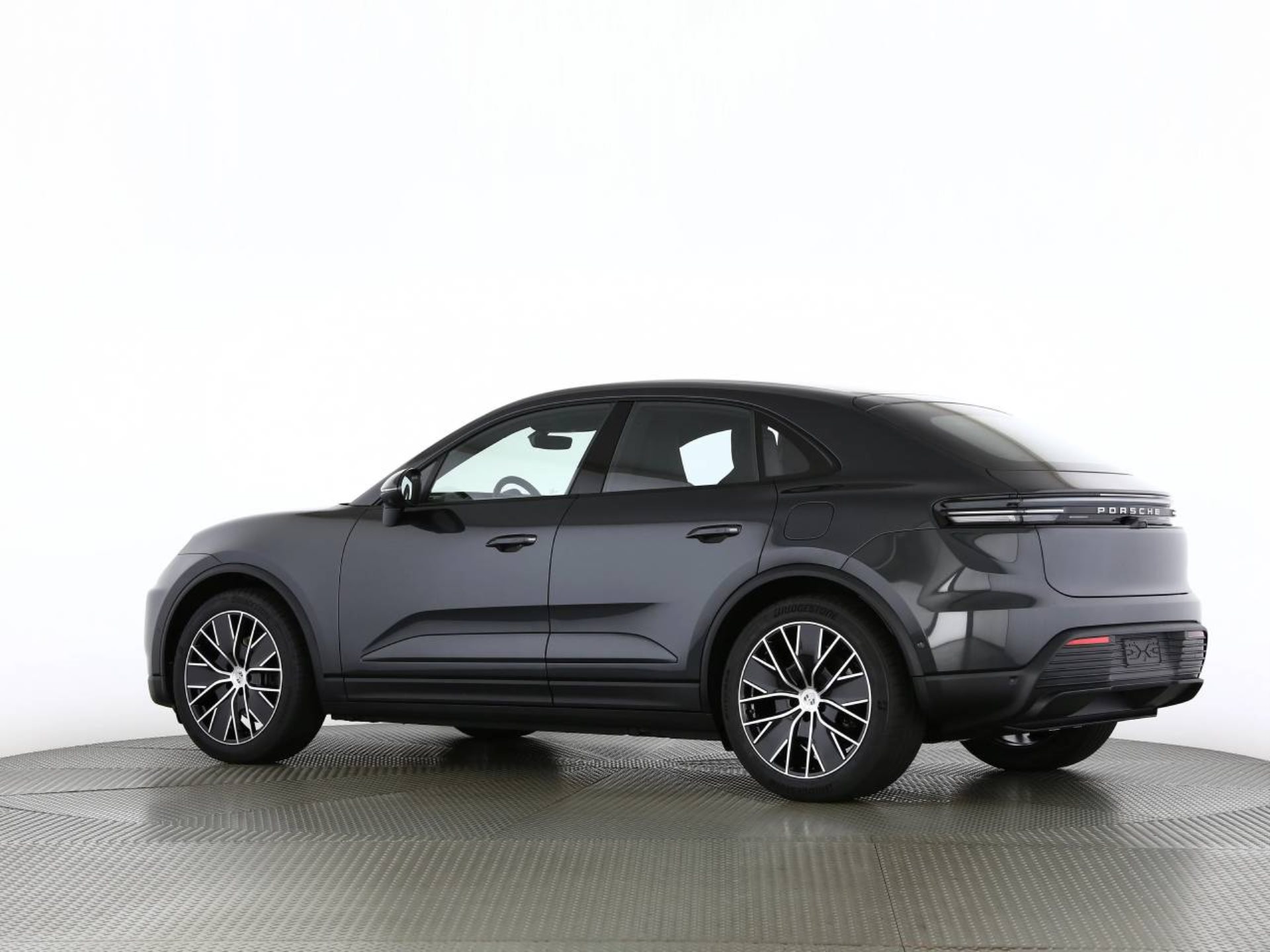 PORSCHE Macan 4-image-6