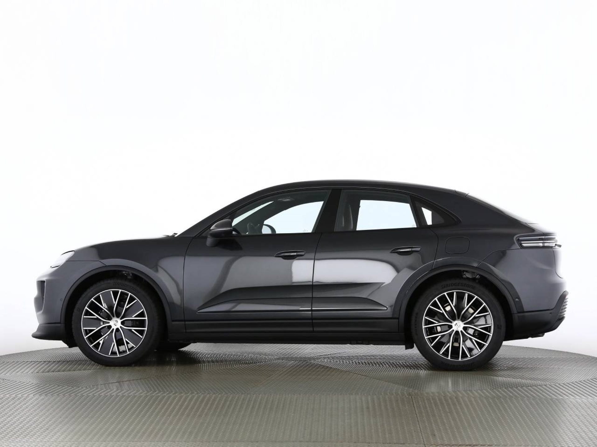 PORSCHE Macan 4-image-8