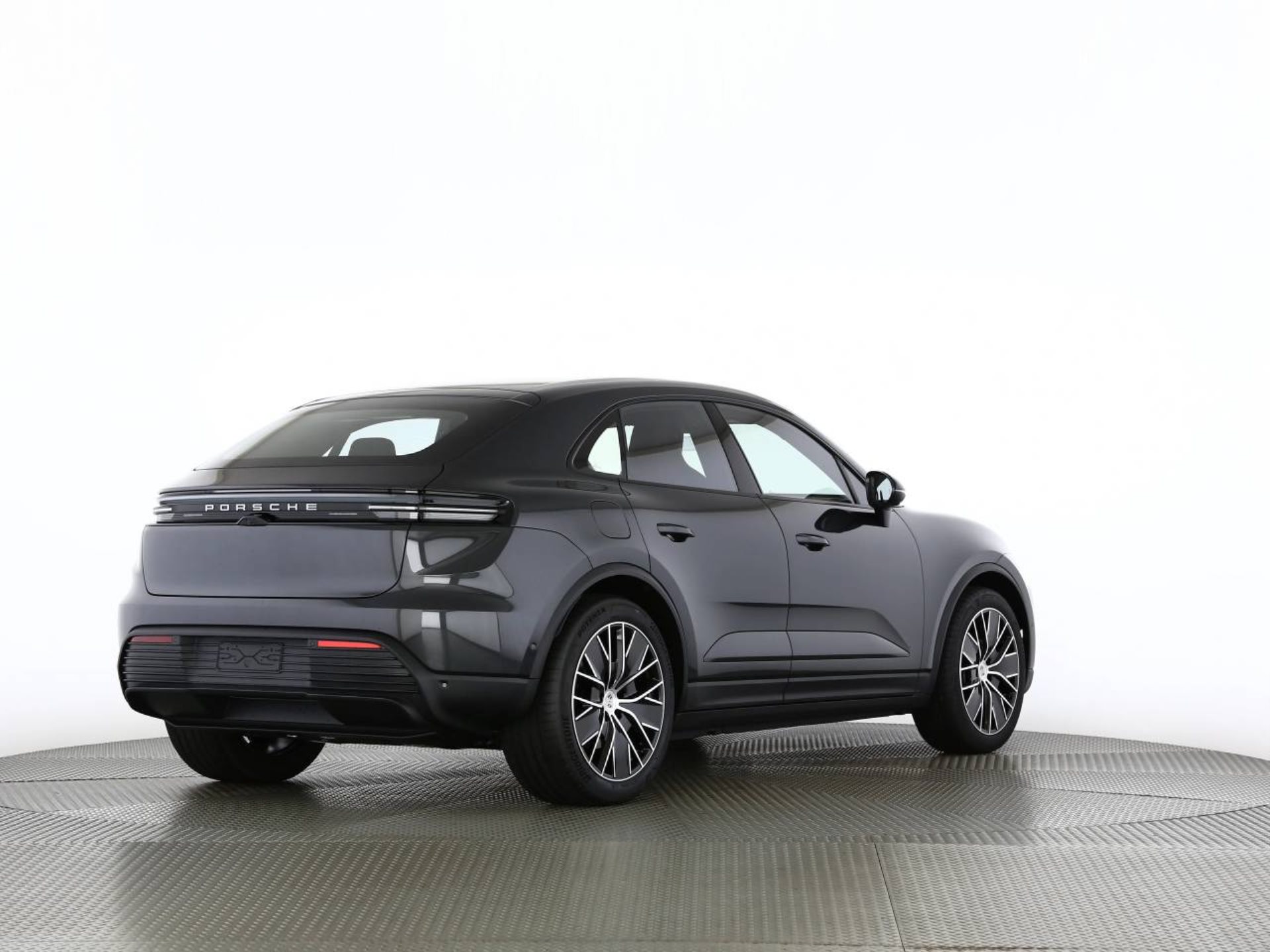 PORSCHE Macan 4-showroom-element-2