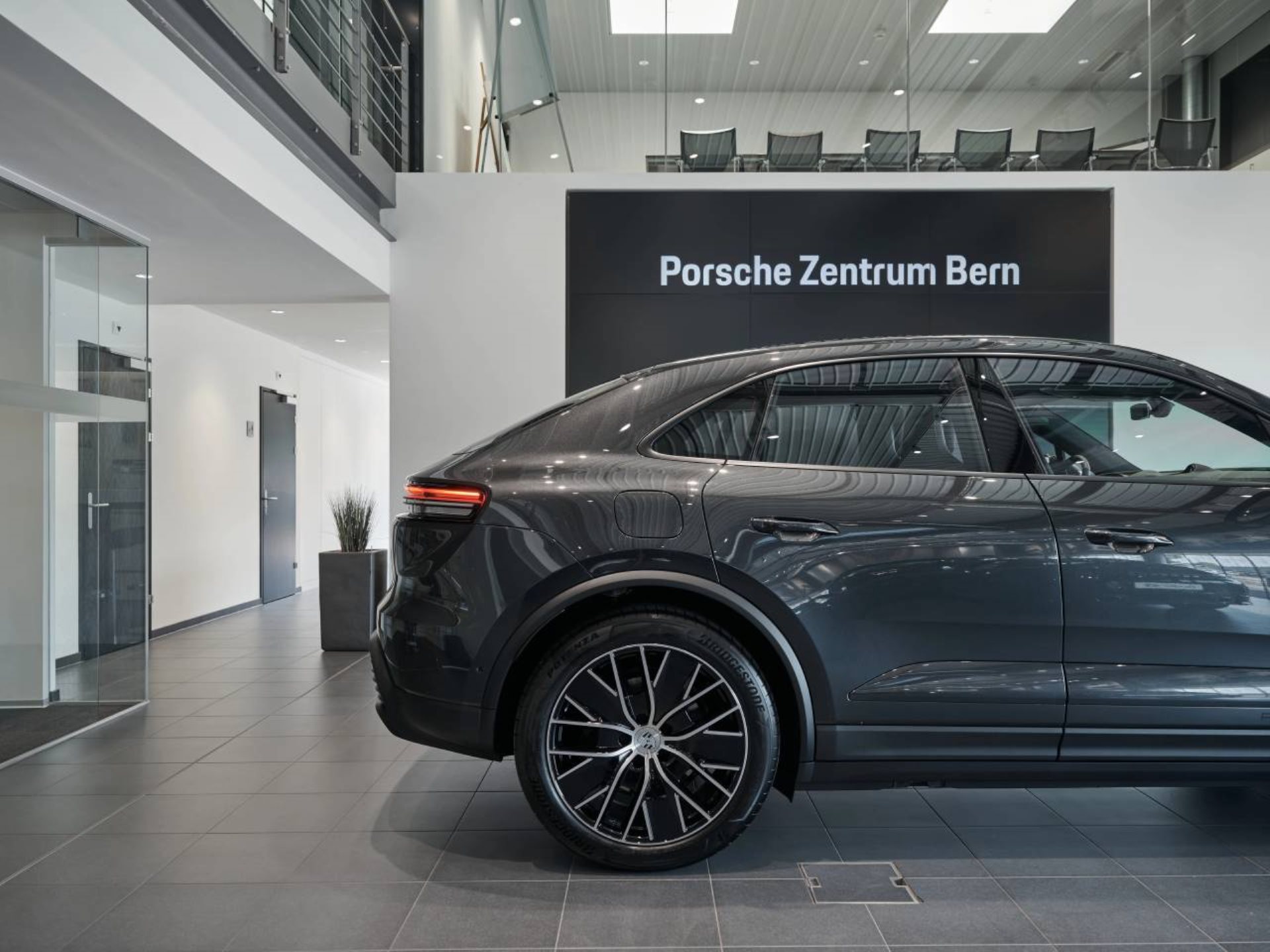 PORSCHE Macan 4-image-11