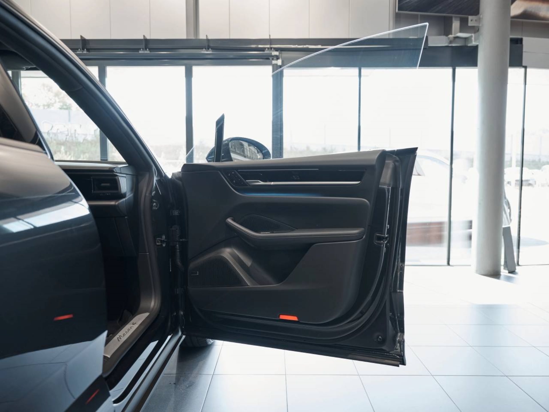 PORSCHE Macan 4-image-22