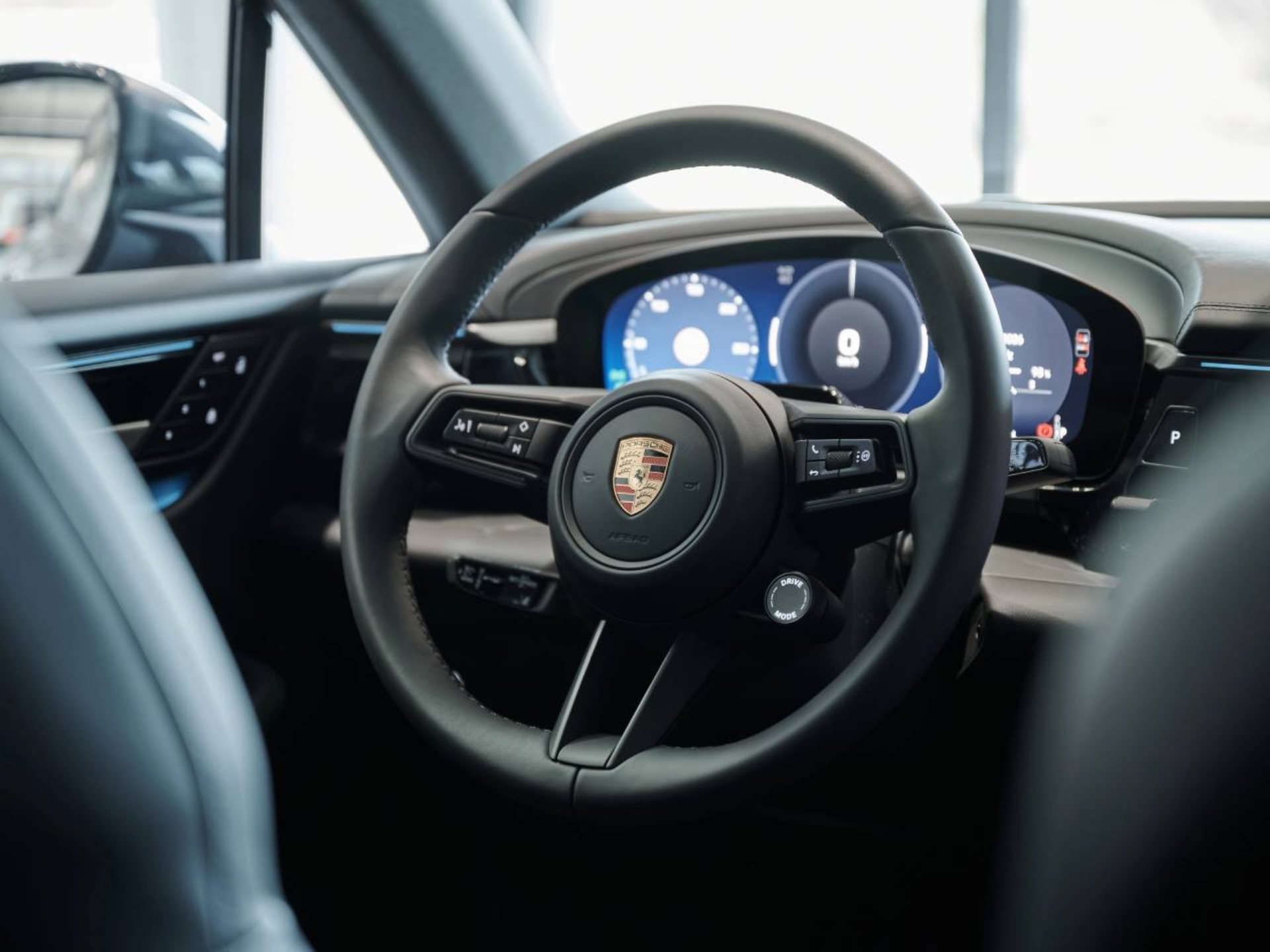 PORSCHE Macan 4-image-15