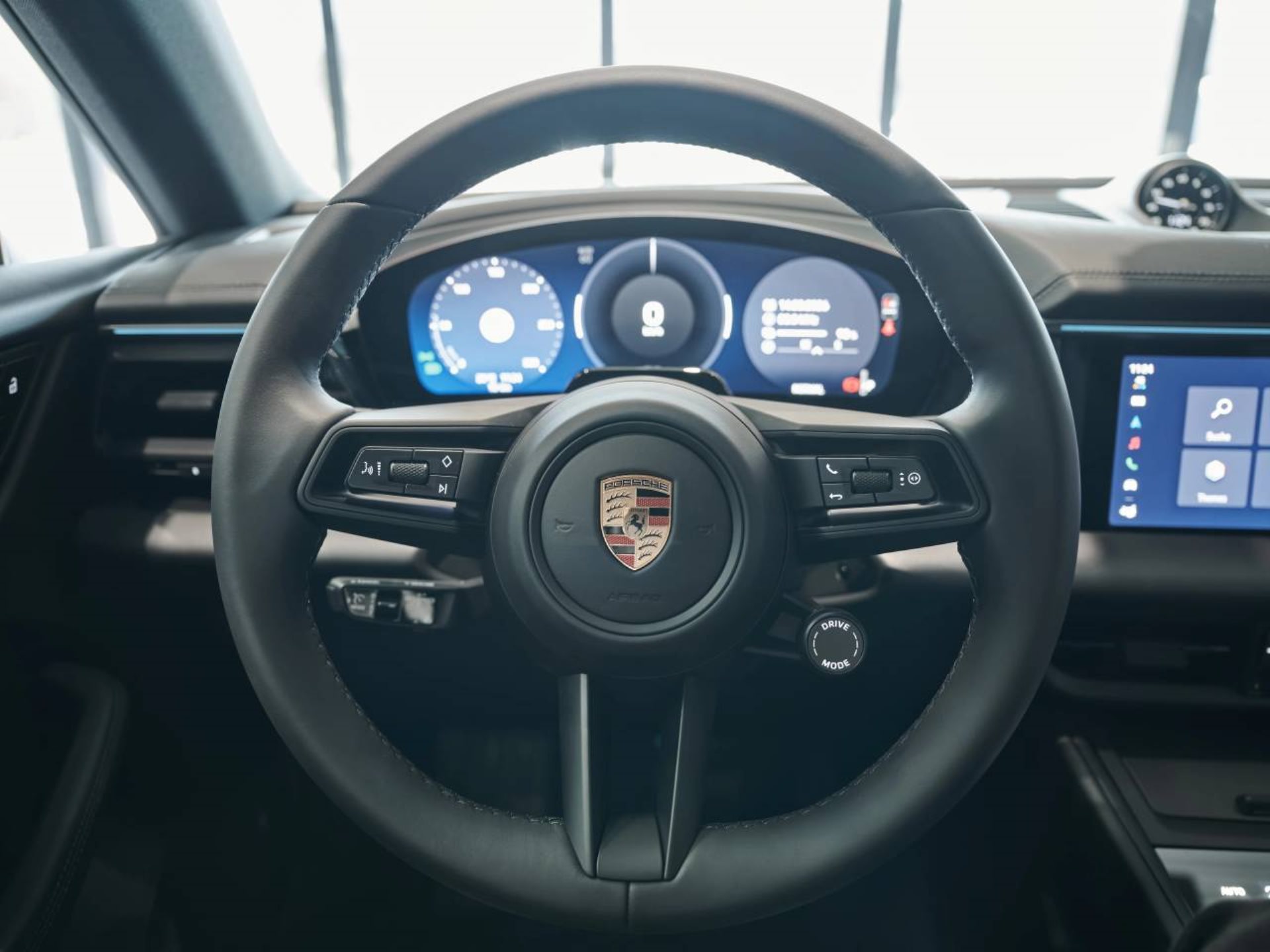 PORSCHE Macan 4-image-13