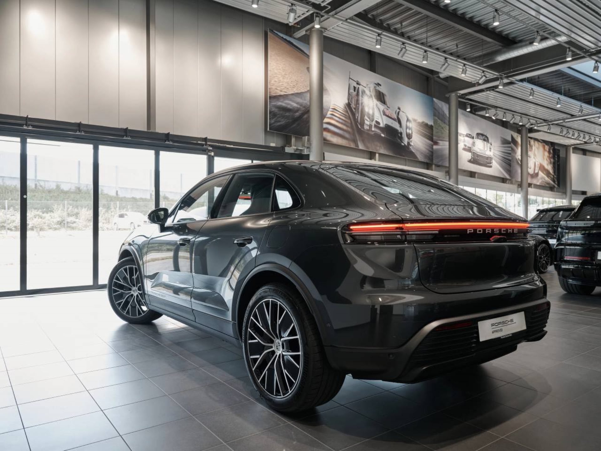 PORSCHE Macan 4-image-7
