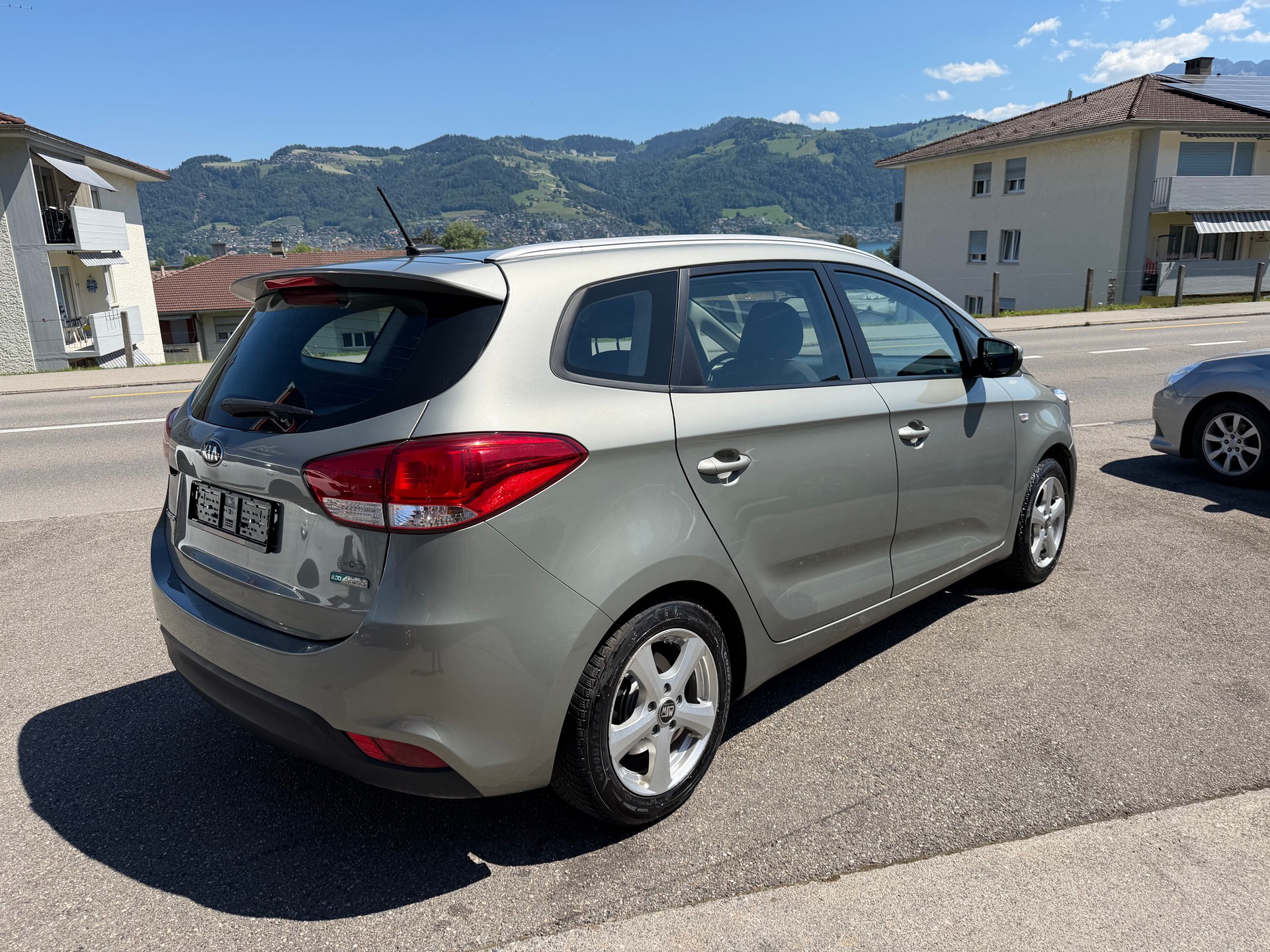 KIA Carens 1.6 GDI Trend-image-2