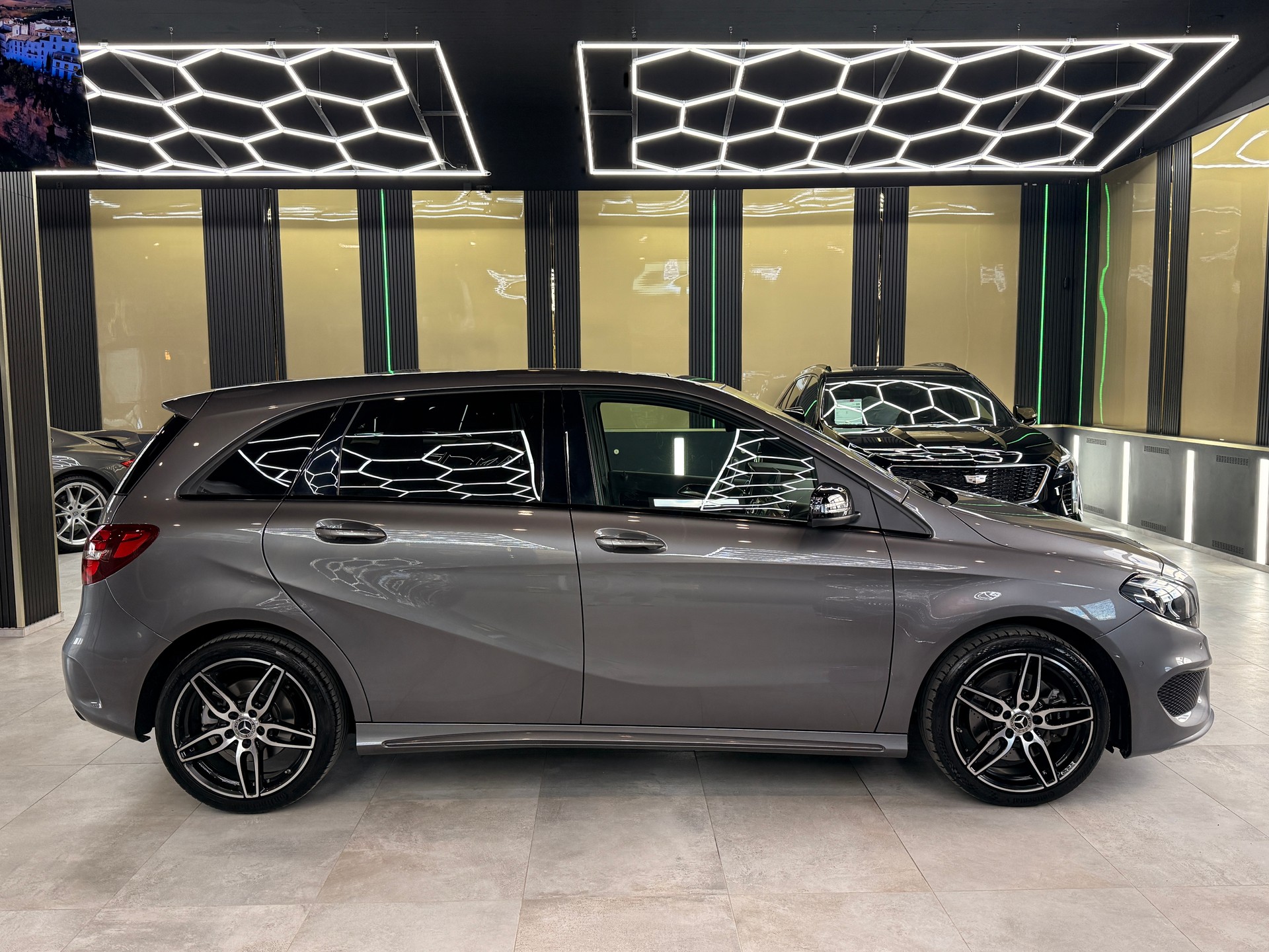 MERCEDES-BENZ B 250 AMG Line 4m-showroom-element-3
