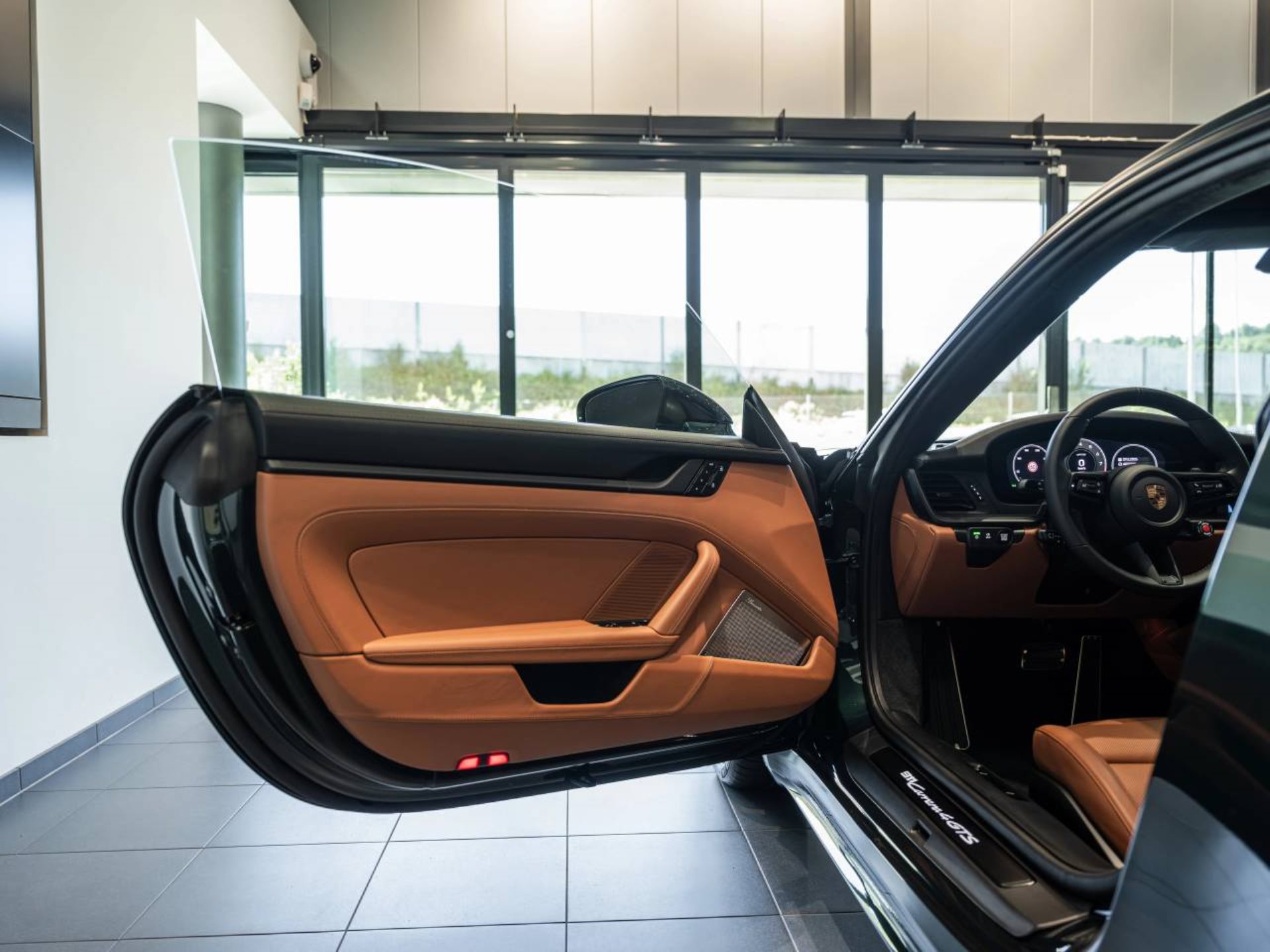 PORSCHE 911 Carrera 4 GTS-image-17
