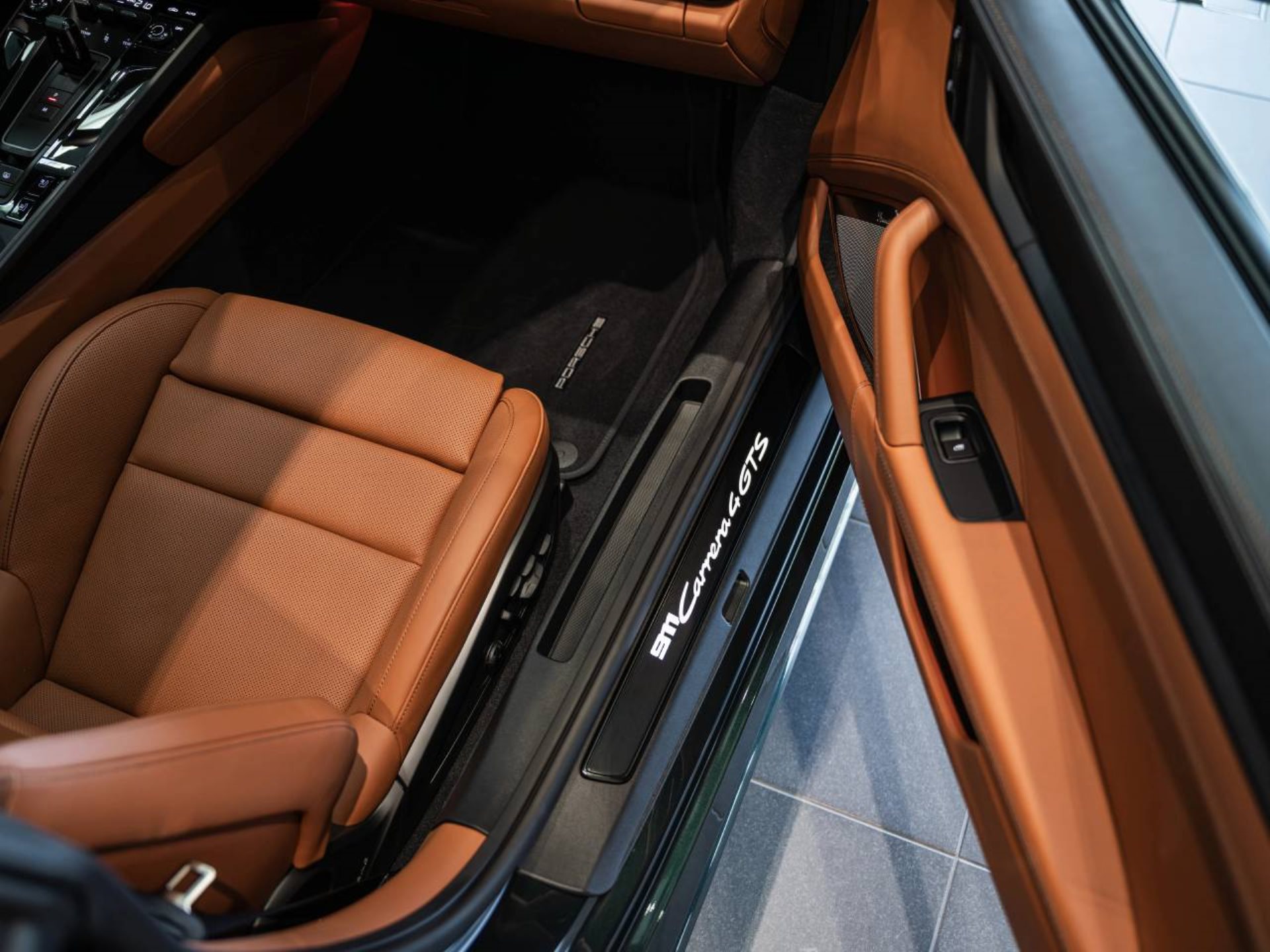 PORSCHE 911 Carrera 4 GTS-image-20