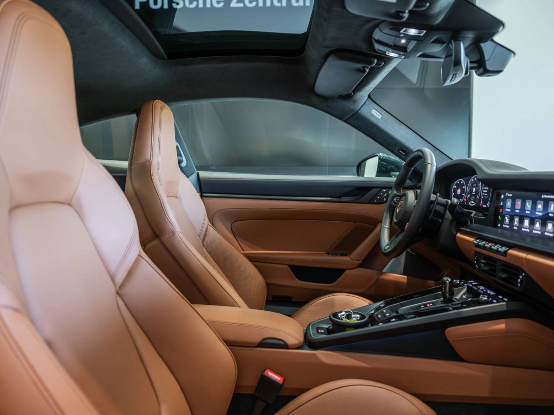 PORSCHE 911 Carrera 4 GTS-image-15