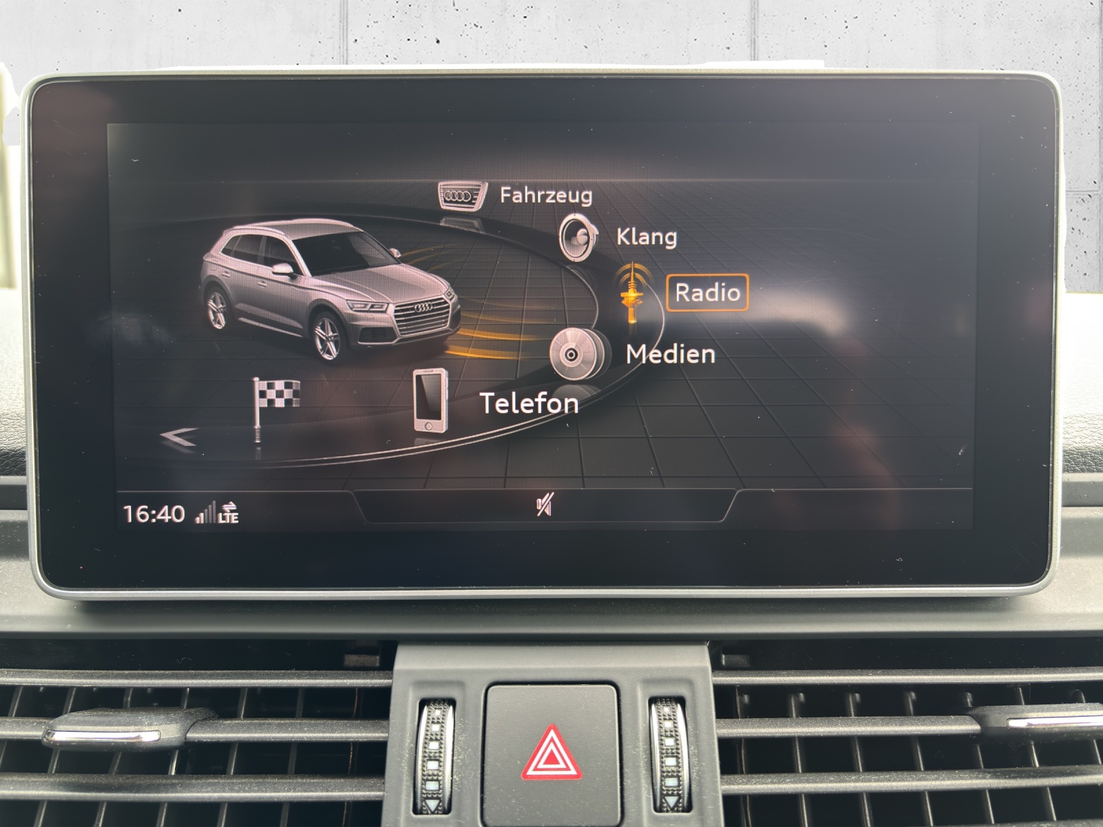 AUDI Q5 40 TDI quattro S-tronic mit AHK & Winterräder-image-18