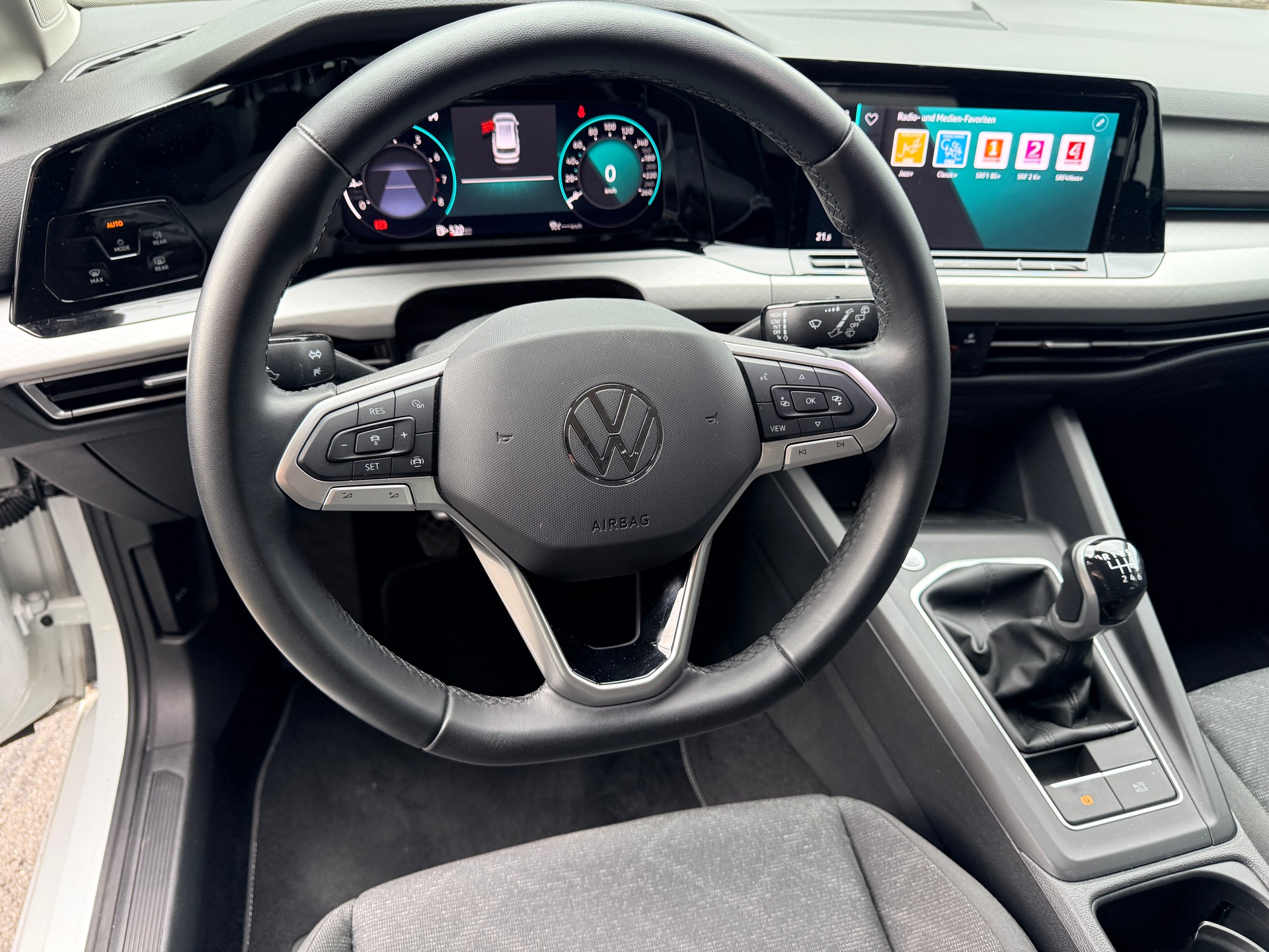 VW Golf Variant 1.0 TSI Life-image-11