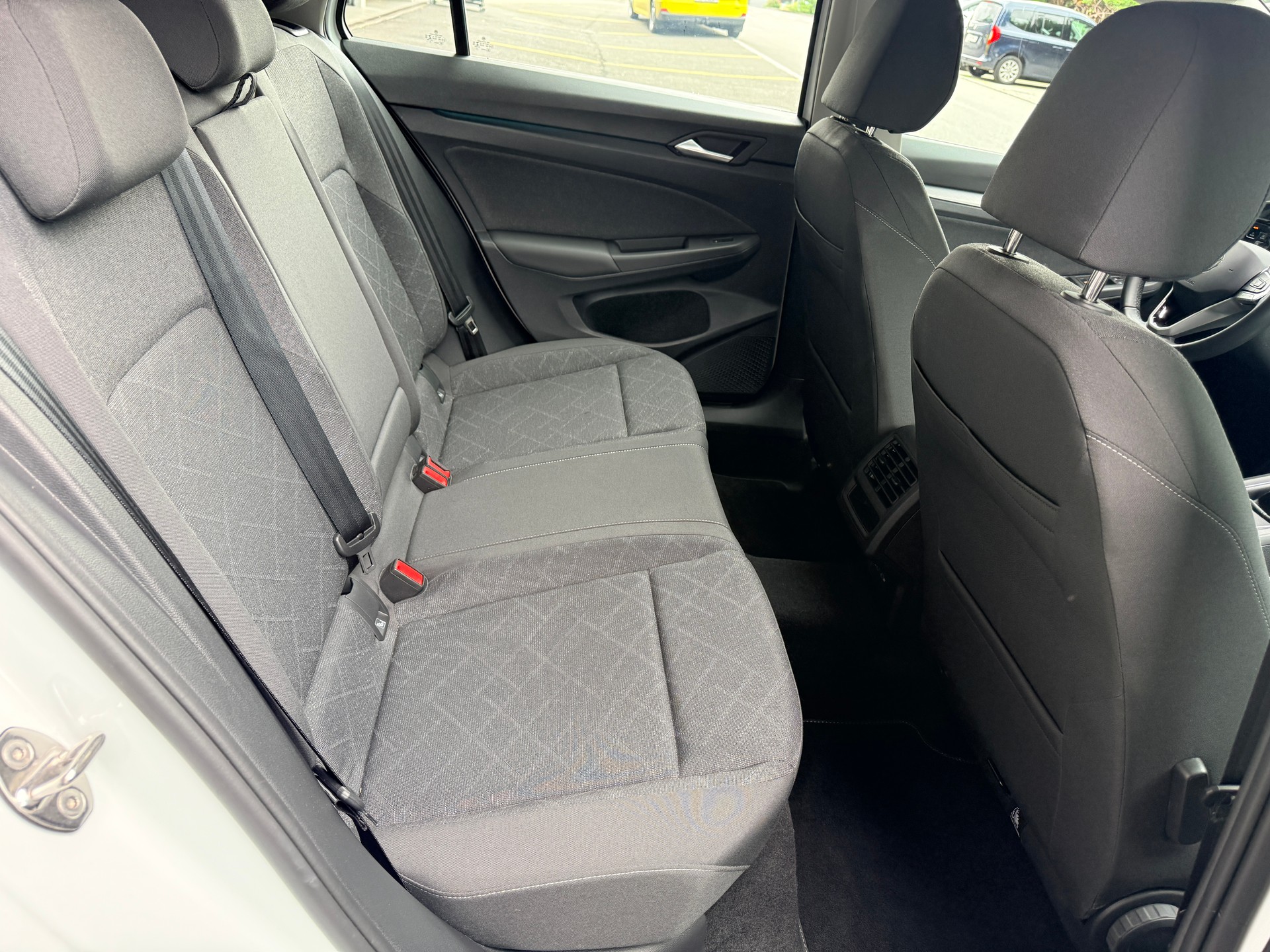 VW Golf Variant 1.0 TSI Life-image-12