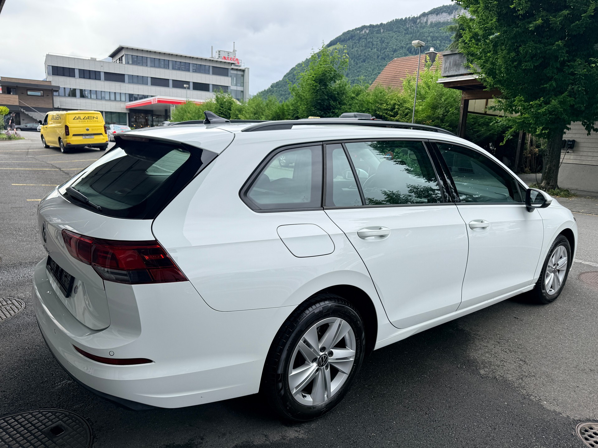 VW Golf Variant 1.0 TSI Life-image-4