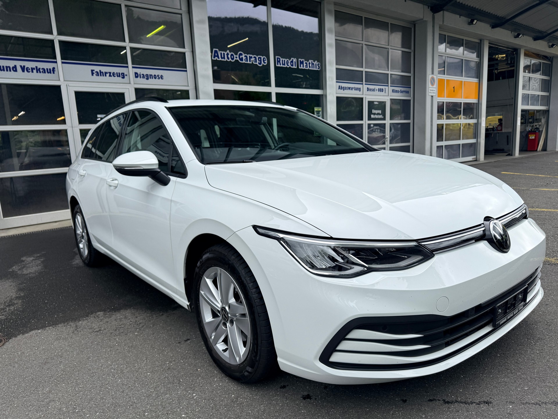 VW Golf Variant 1.0 TSI Life-image-0