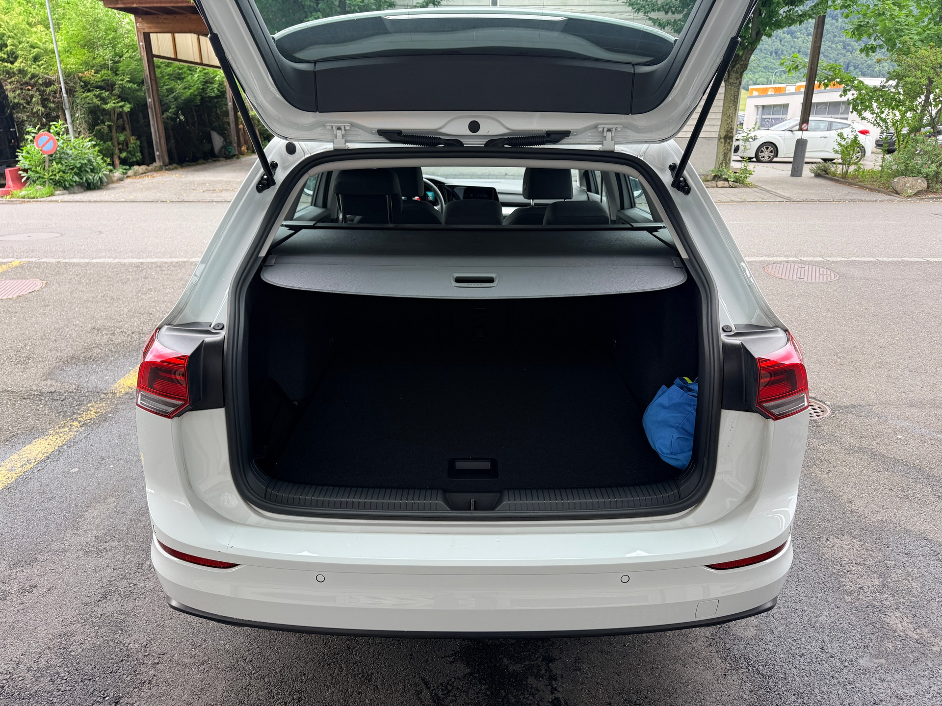 VW Golf Variant 1.0 TSI Life-image-3