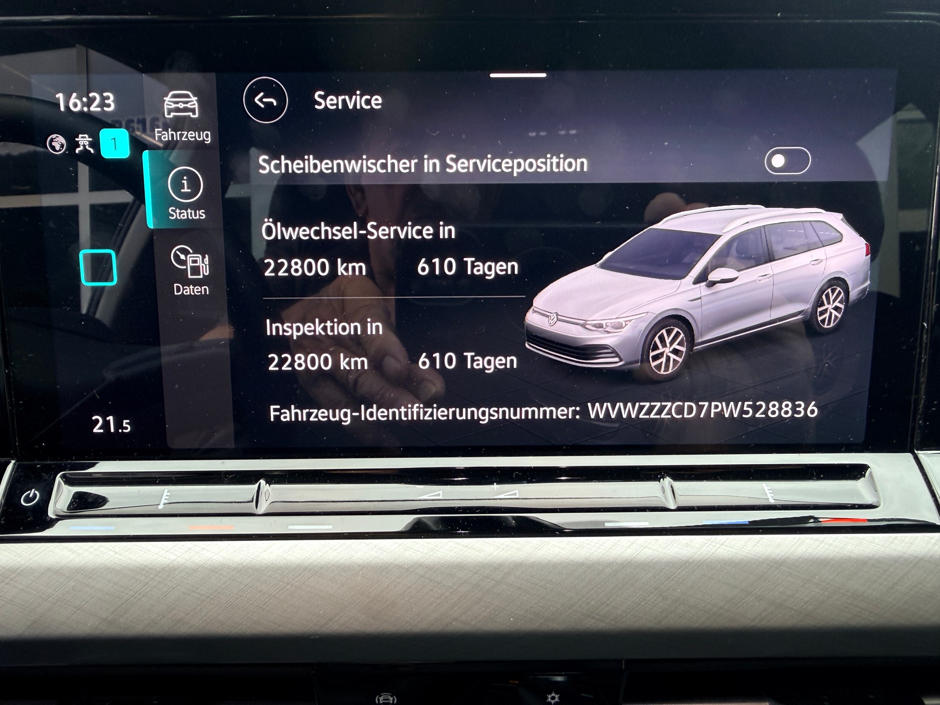 VW Golf Variant 1.0 TSI Life-image-8