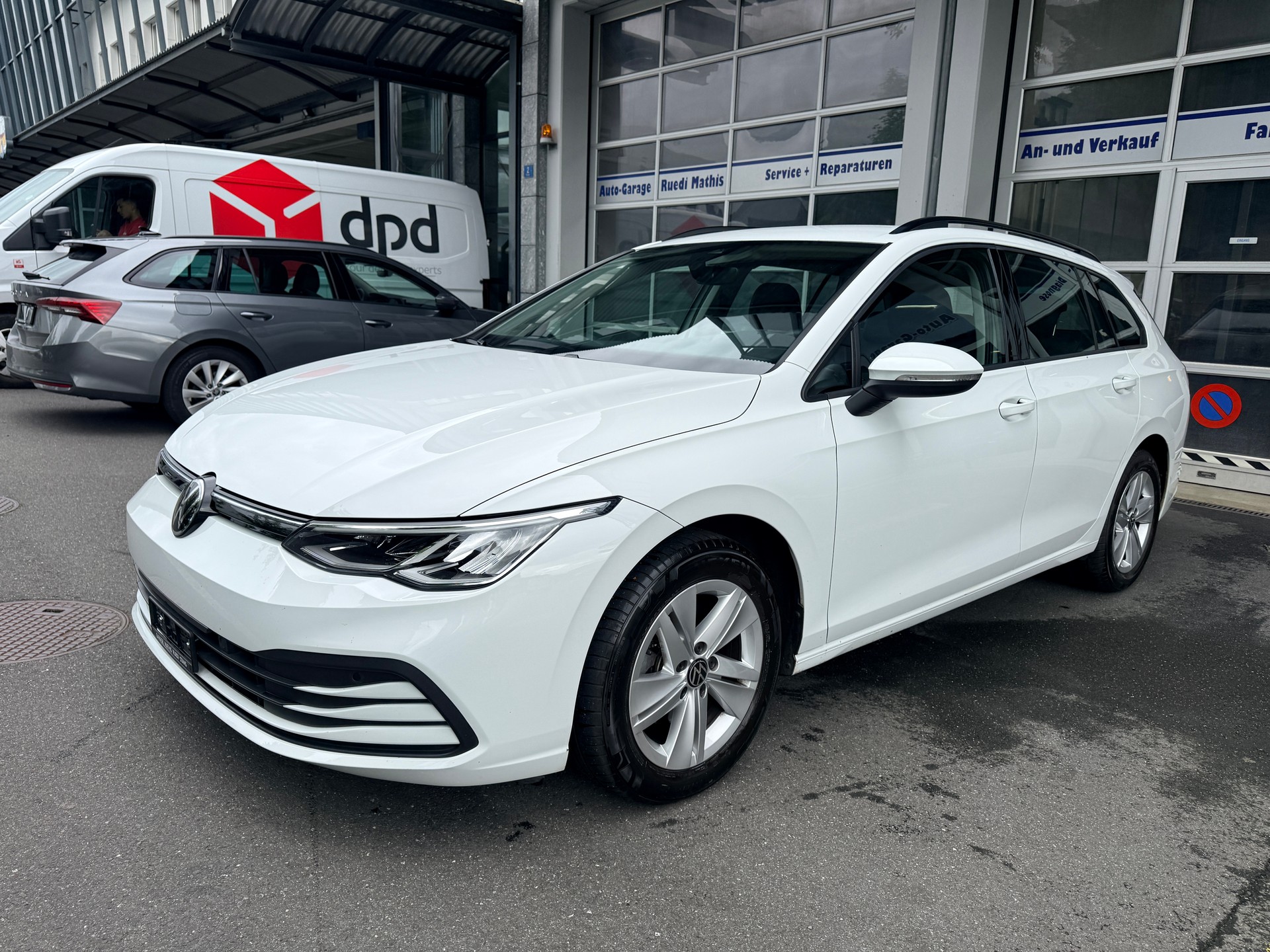 VW Golf Variant 1.0 TSI Life-image-1