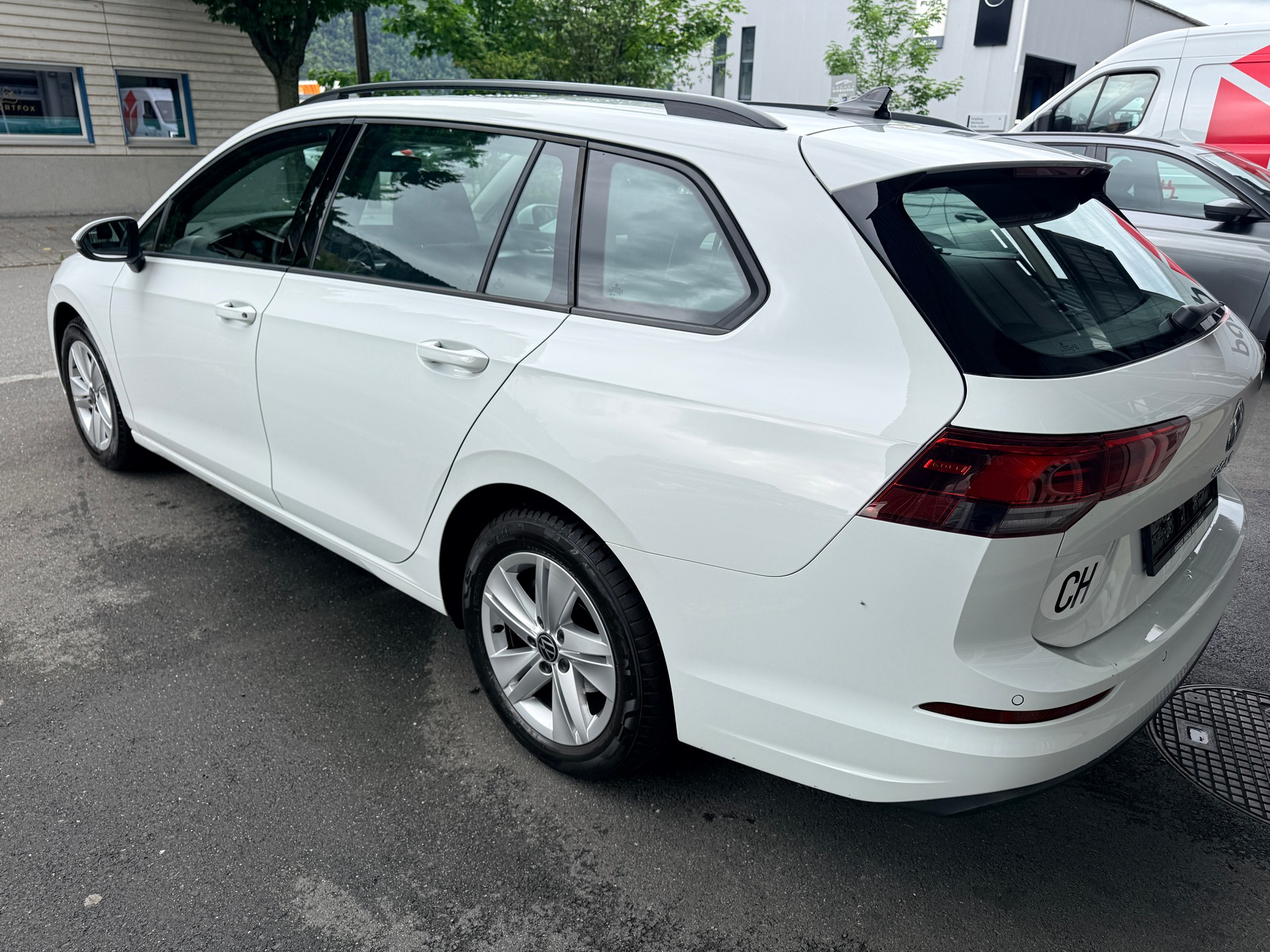 VW Golf Variant 1.0 TSI Life-image-2