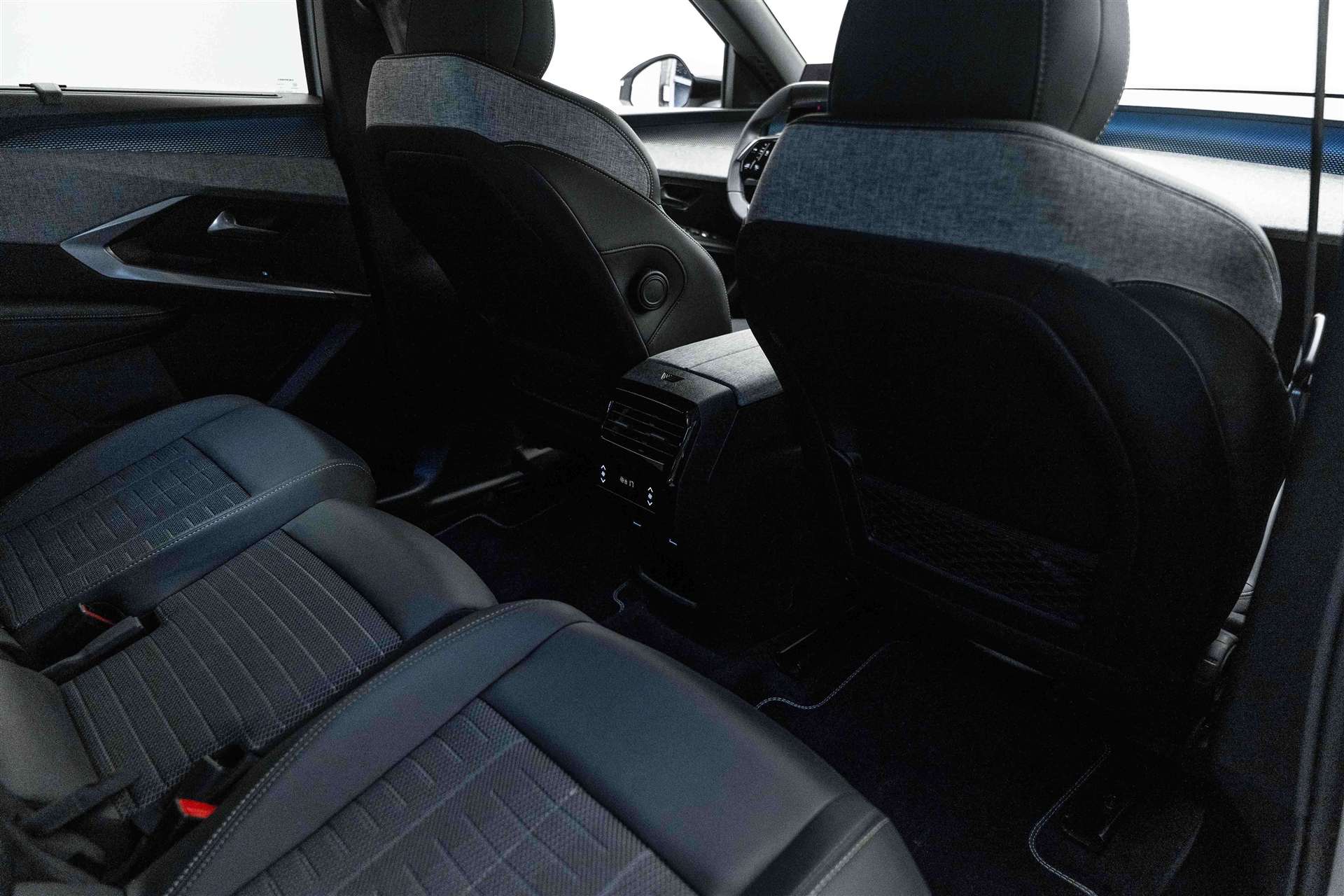PEUGEOT 5008 145 Hybrid GT 7-Plätzer e-DCS-Automat-image-12