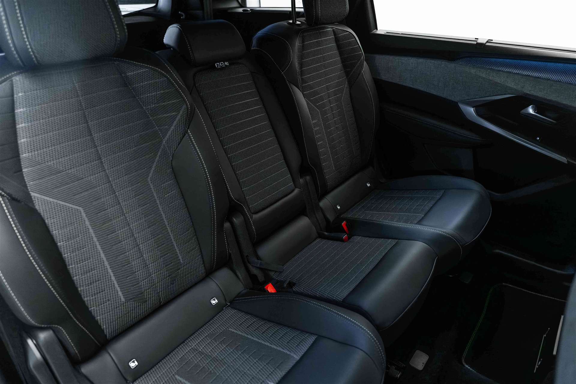 PEUGEOT 5008 145 Hybrid GT 7-Plätzer e-DCS-Automat-image-13