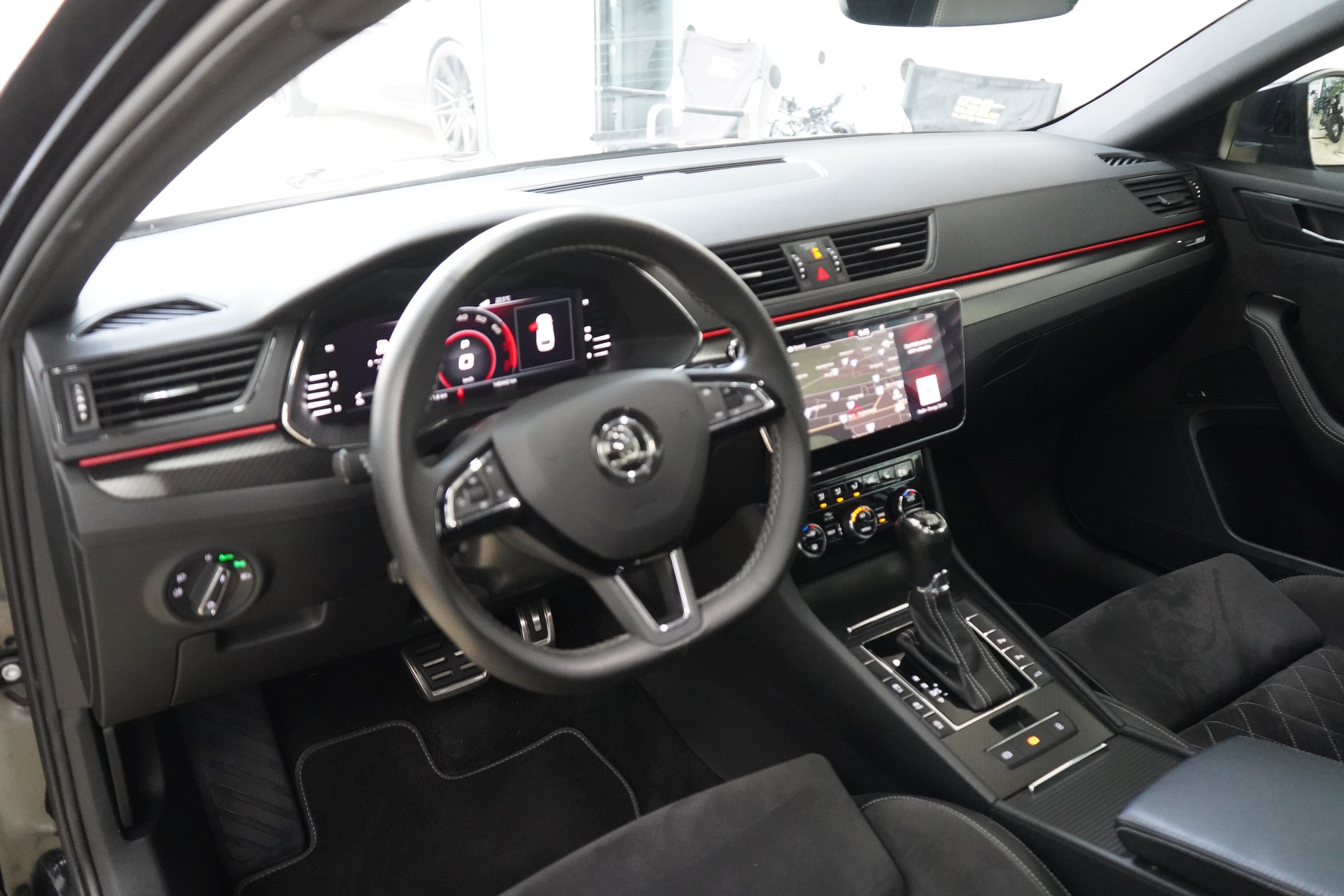 SKODA Superb Combi 2.0 TSI SportLine Plus 4x4 DSG-image-14