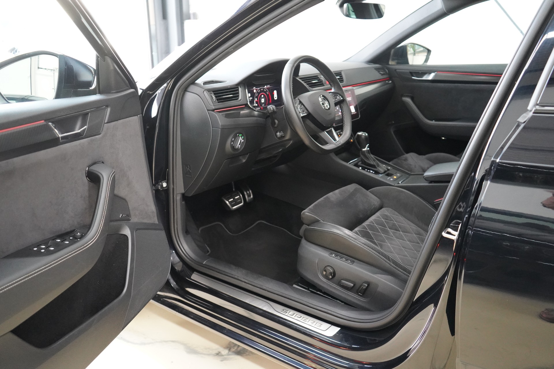 SKODA Superb Combi 2.0 TSI SportLine Plus 4x4 DSG-image-13