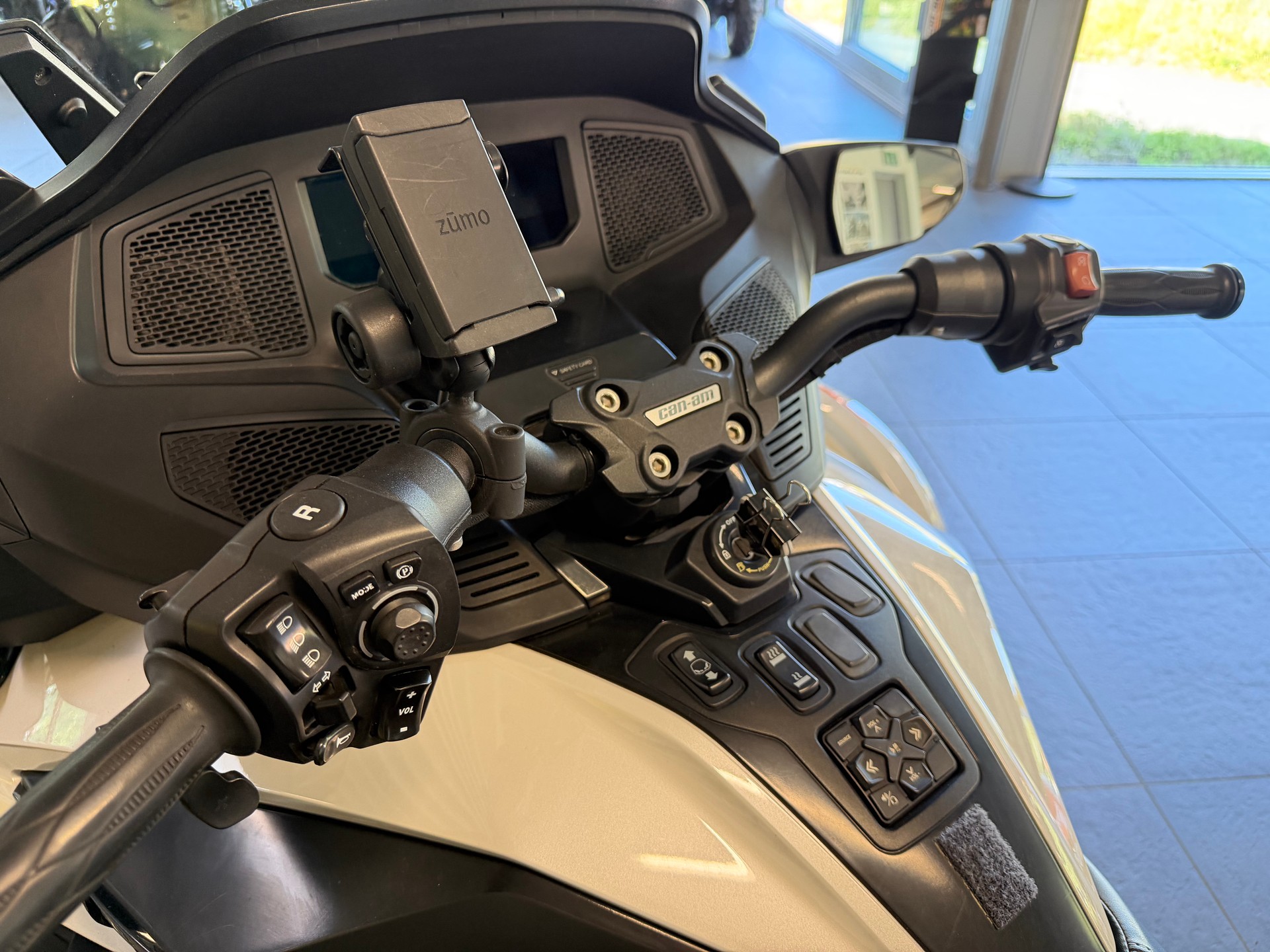 CAN-AM Spyder RT-STD SE6-image-6