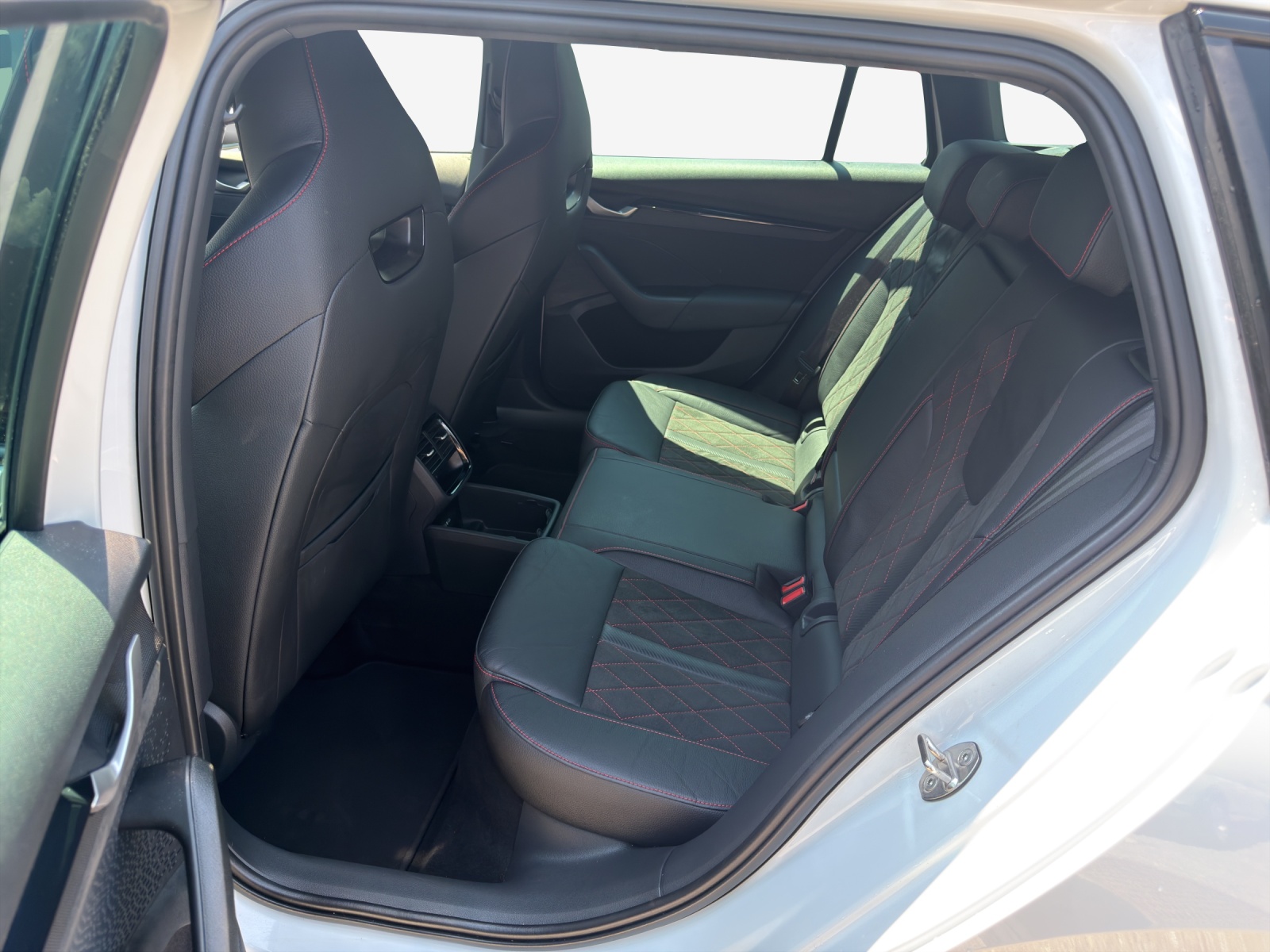 SKODA Octavia Combi 2.0 TSI DSG RS-image-11