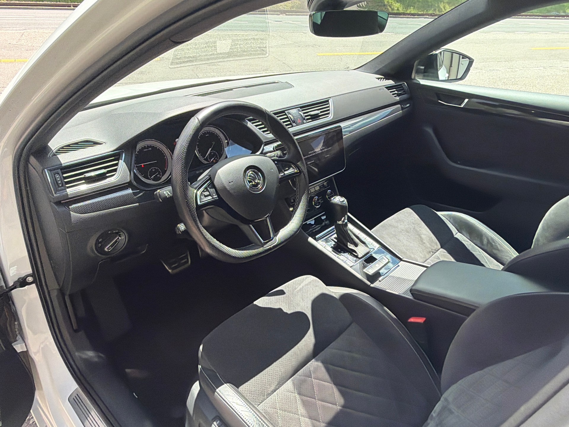 SKODA Superb Combi 2.0 TDi SportLine+ 4x4 DSG-image-8