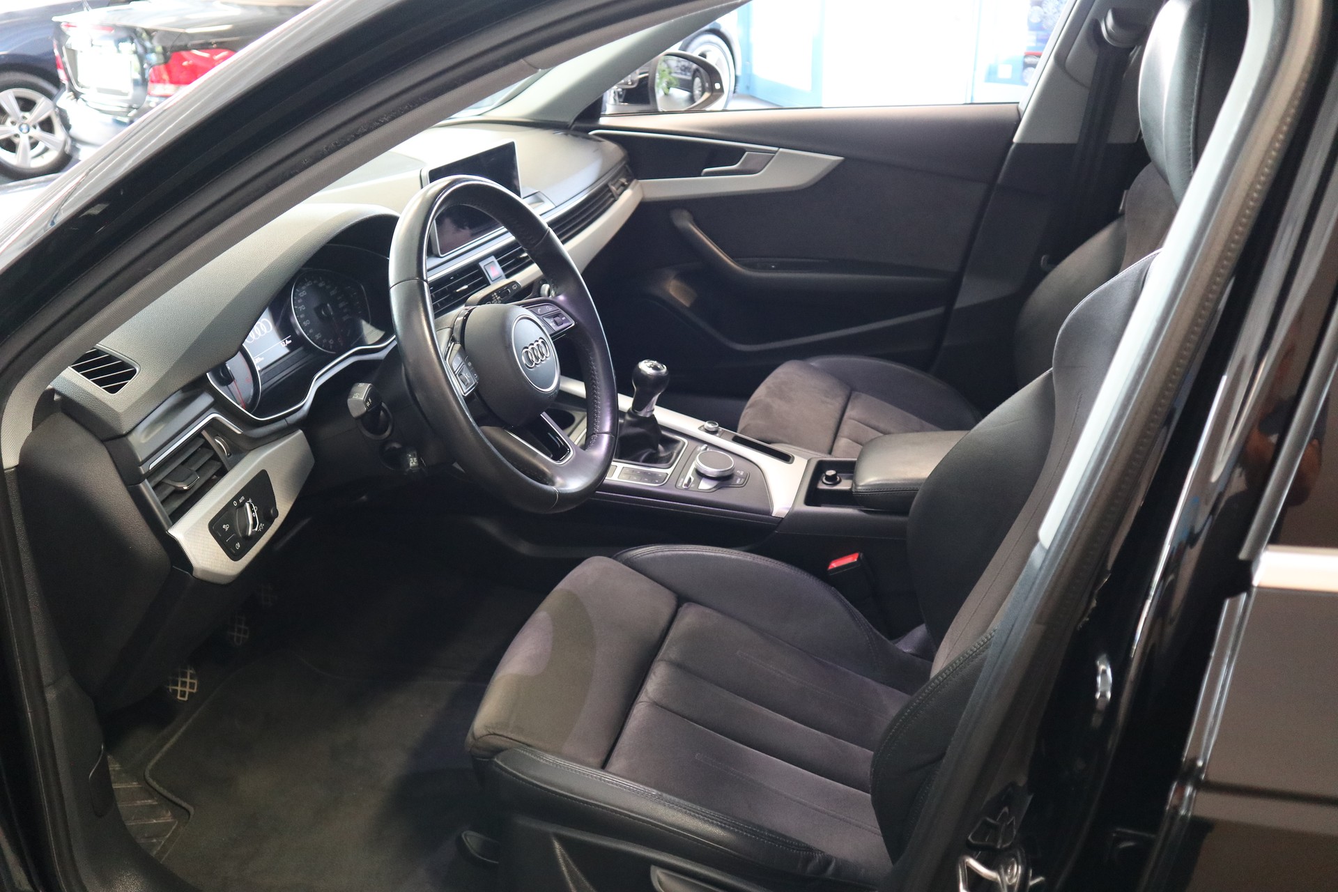 AUDI A4 Avant 2.0 TDI Sport-image-11